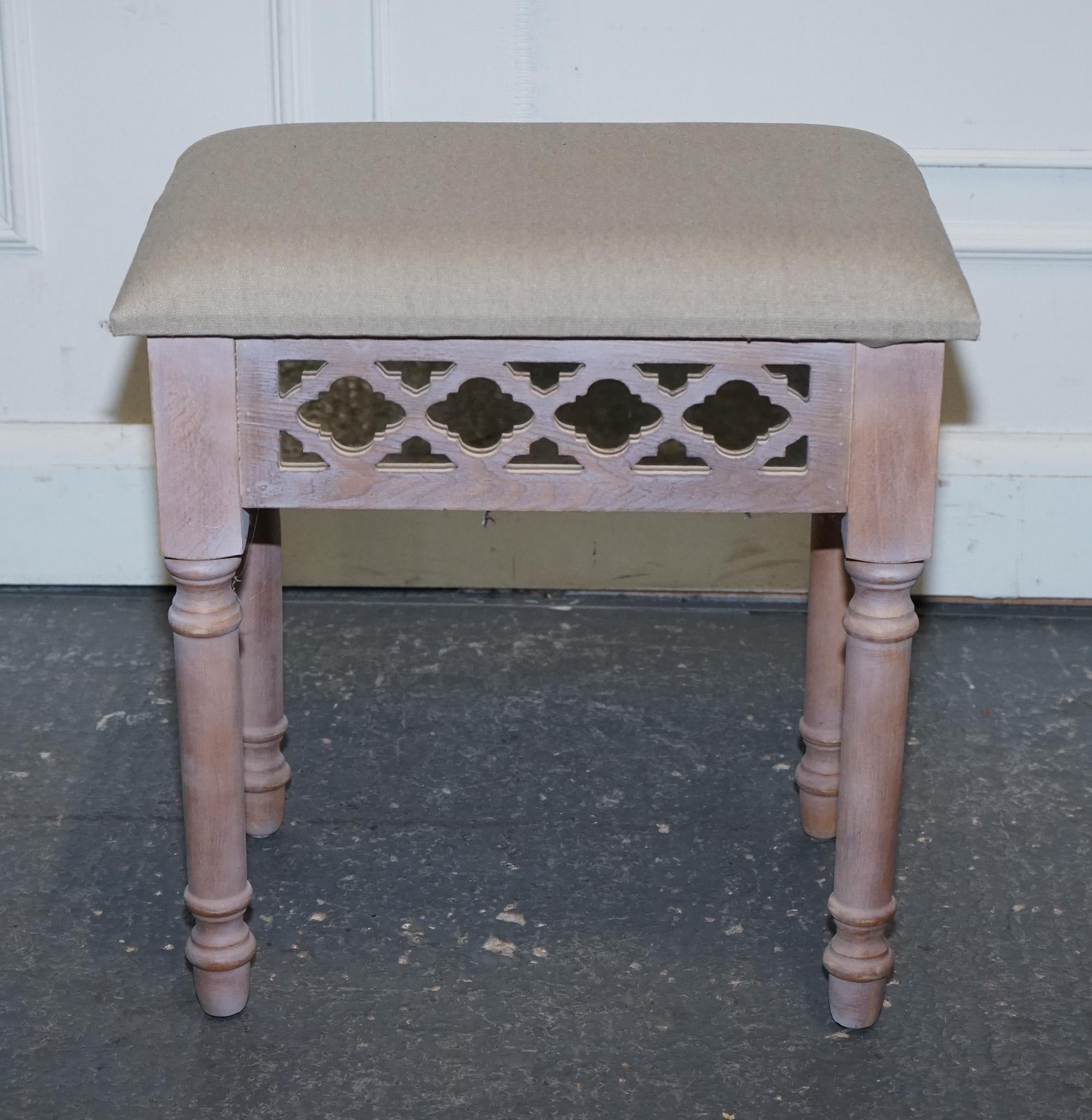 PAINTED MIRRORED PINK VANITY STOOL WiTH CREAM FABRIC DRESSING TABLE AVAILable im Angebot 2