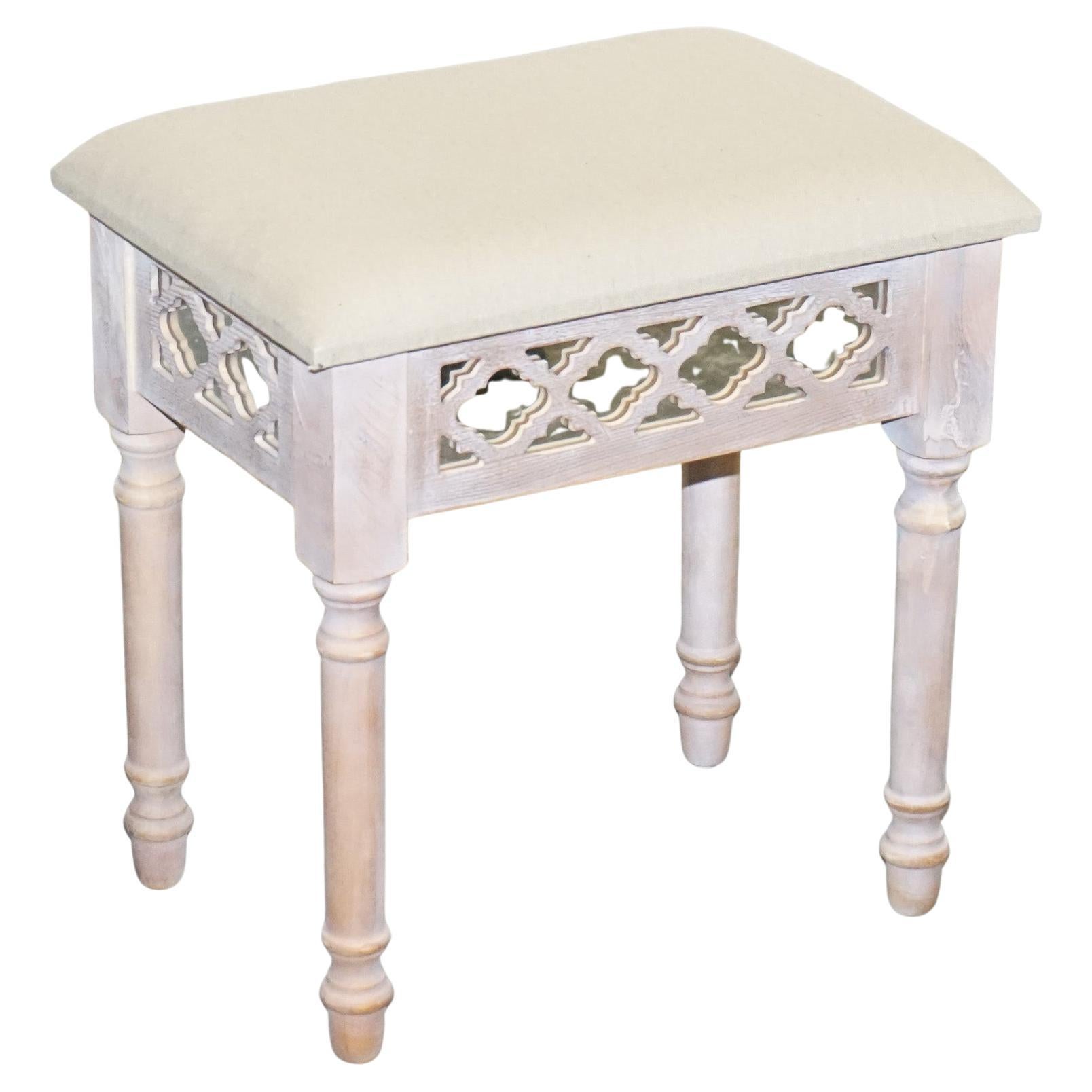 Sgabello da toilette verniciato a specchio rosa con tavolino da toilette in tessuto crema disponibile
