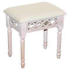 Sgabello da toilette verniciato a specchio rosa con tavolino da toilette in tessuto crema disponibile