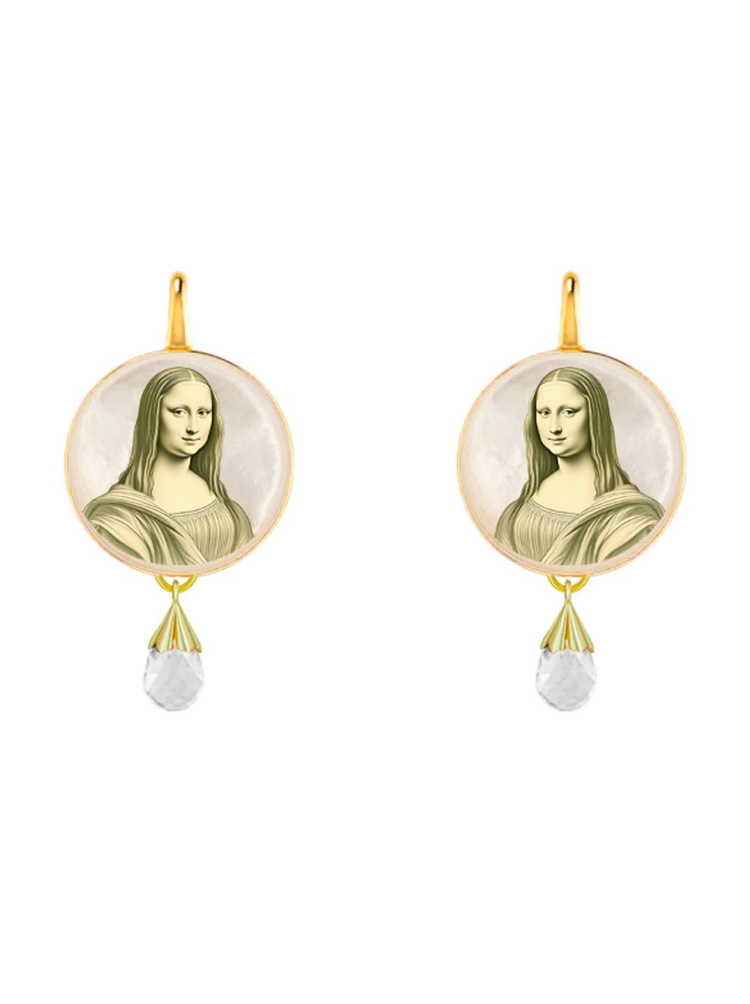 Orecchini a goccia in madreperla dipinti a forma di Gioconda   Gioielli Da Vinci  Orecchini artistici di madreperla  Orecchini briolette a goccia di quarzo incolore

 Indossa il sorriso più enigmatico del mondo. Questi straordinari orecchini a