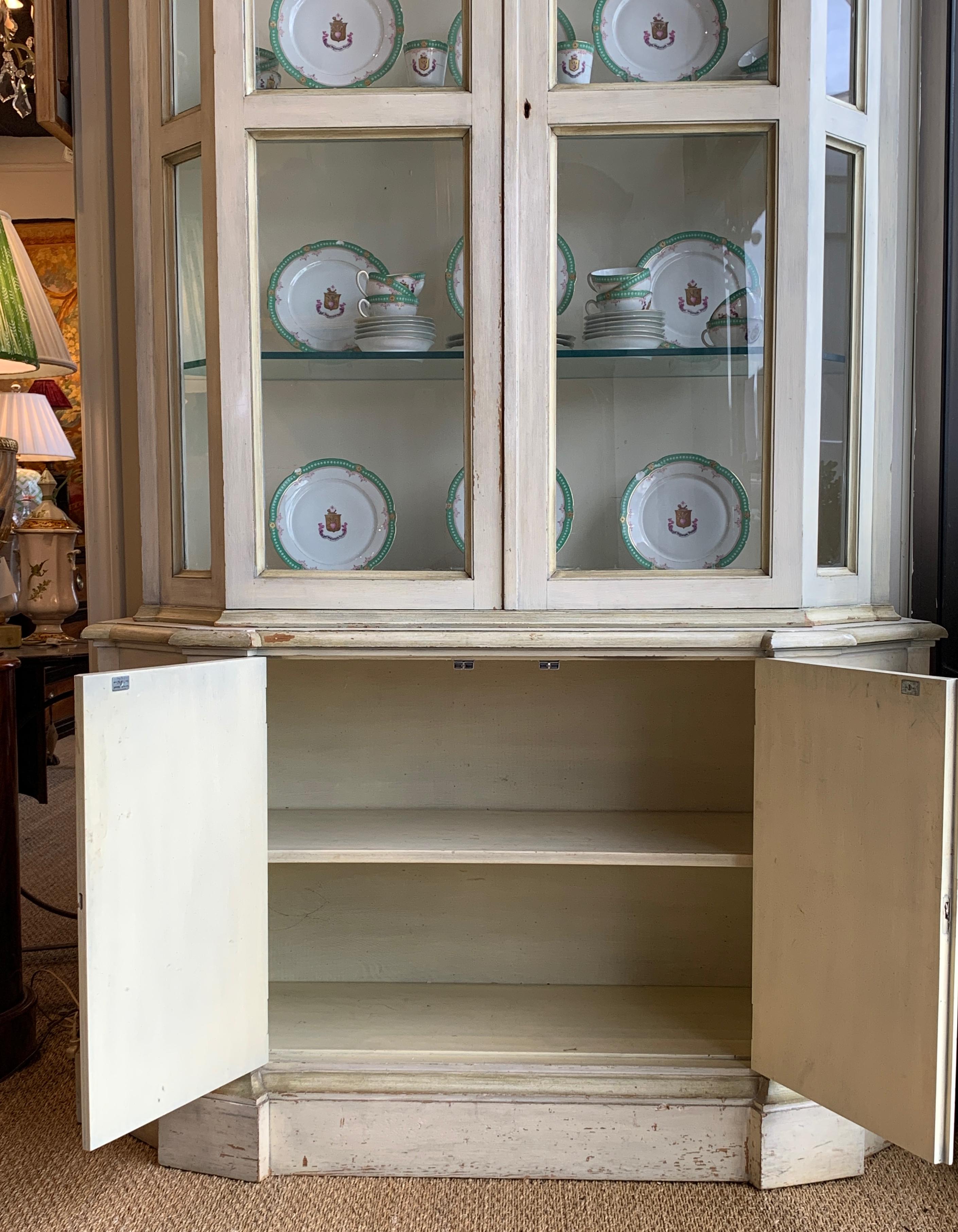 Painted Neoclassical Display Cabinet In Good Condition In Kilmarnock, VA