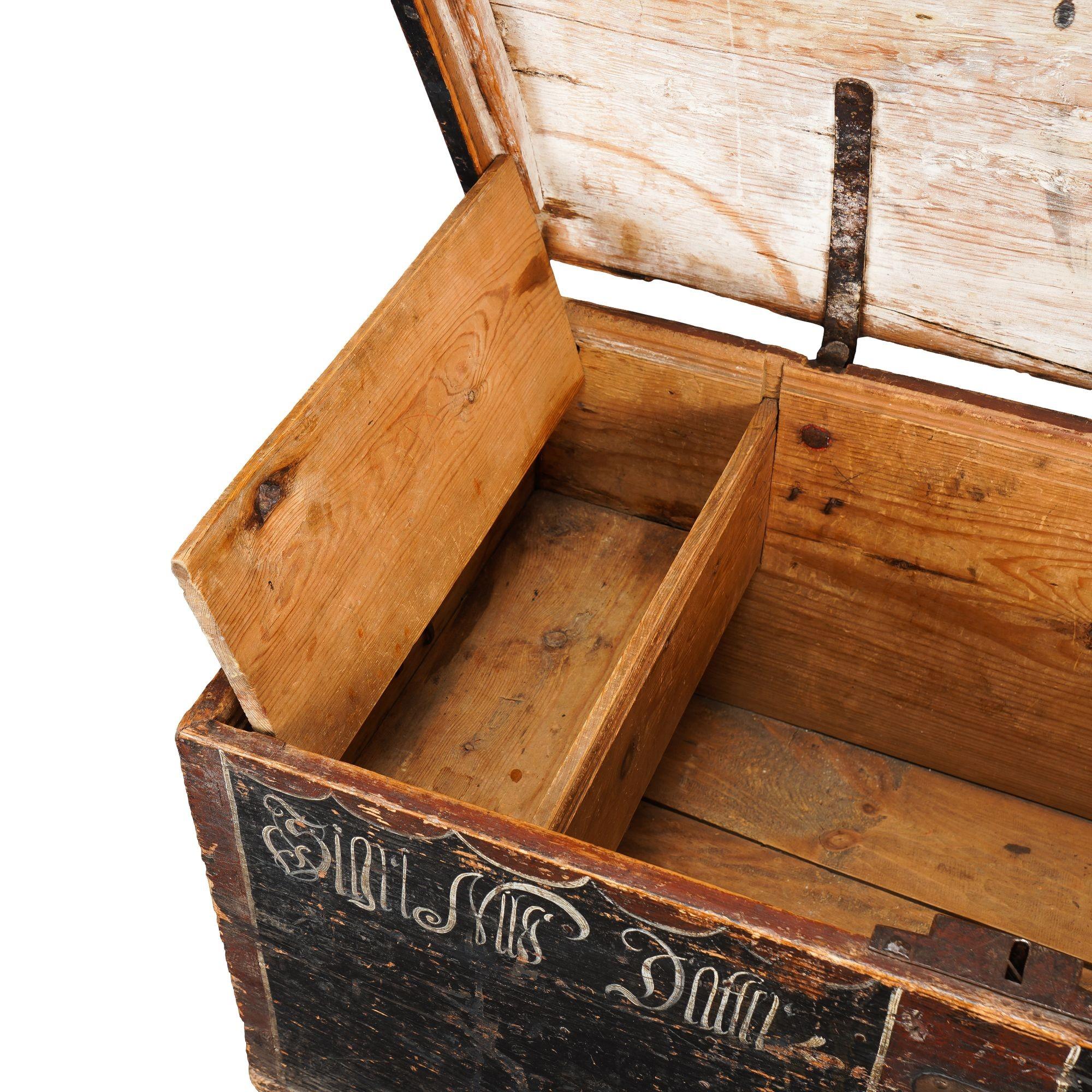 Baule per immigrati in pino norvegese dipinto con piano a cassettoni, 1827 in vendita 6