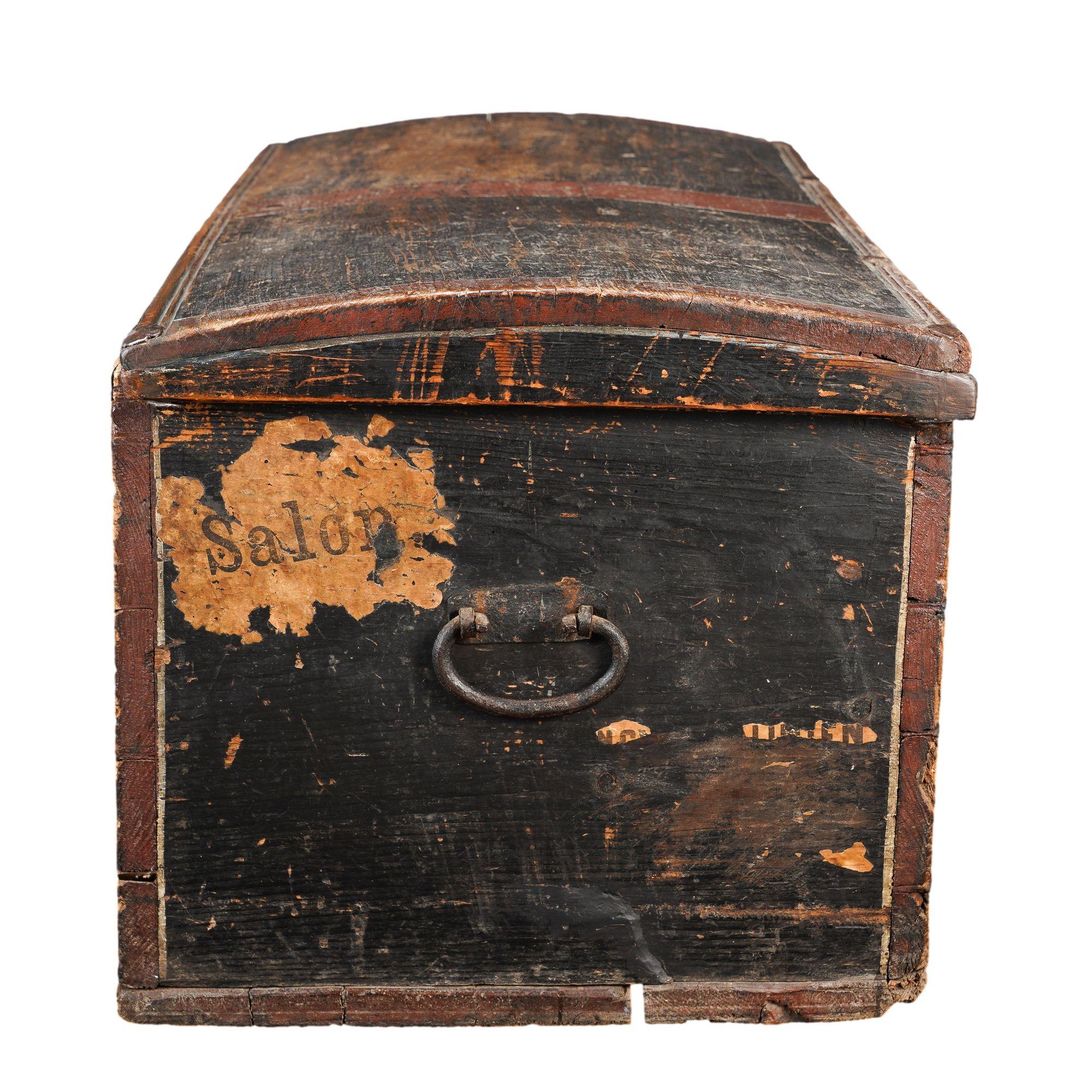 Painted Norwegian pine immigrant trunk with coffer top, 1827 In Distressed Condition For Sale In Kenilworth, IL
