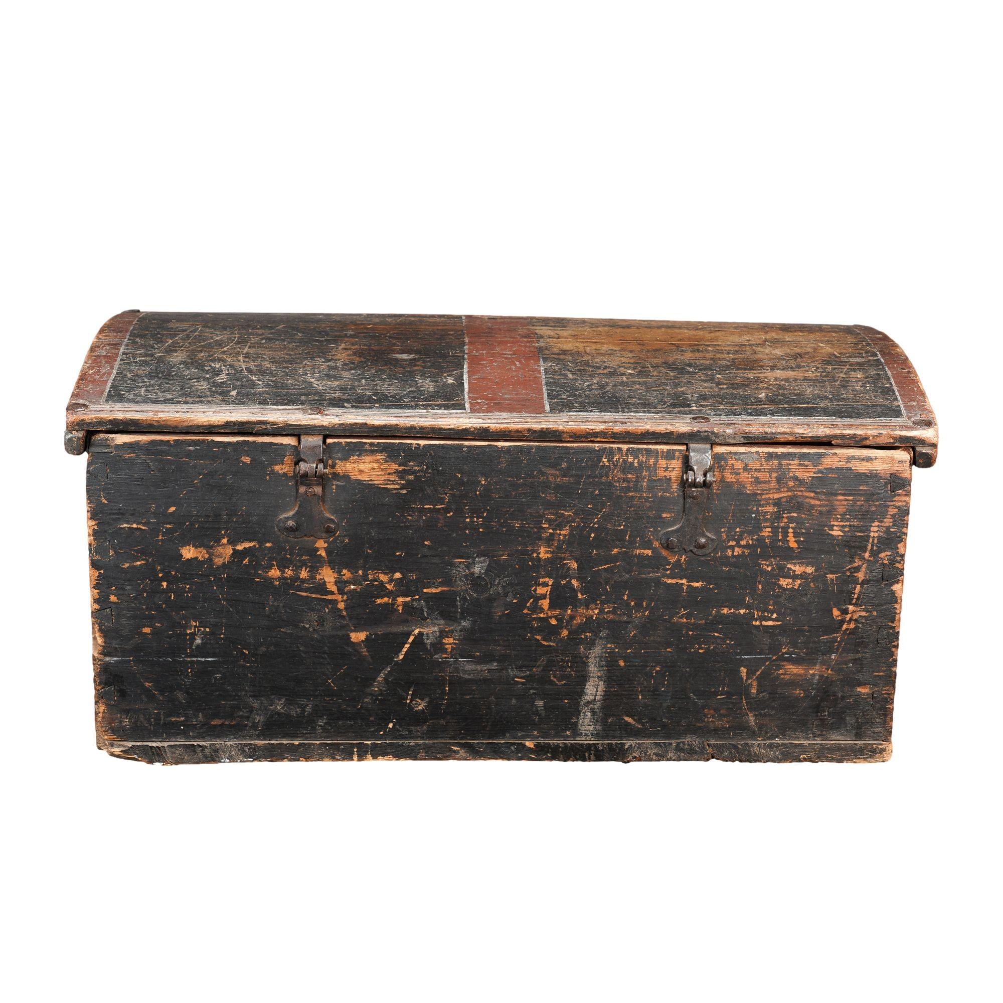 Painted Norwegian pine immigrant trunk with coffer top, 1827 For Sale 1