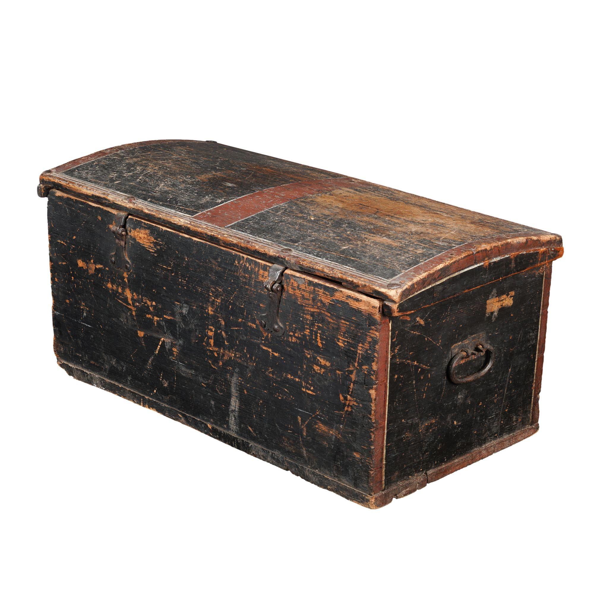 Baule per immigrati in pino norvegese dipinto con piano a cassettoni, 1827 in vendita 1