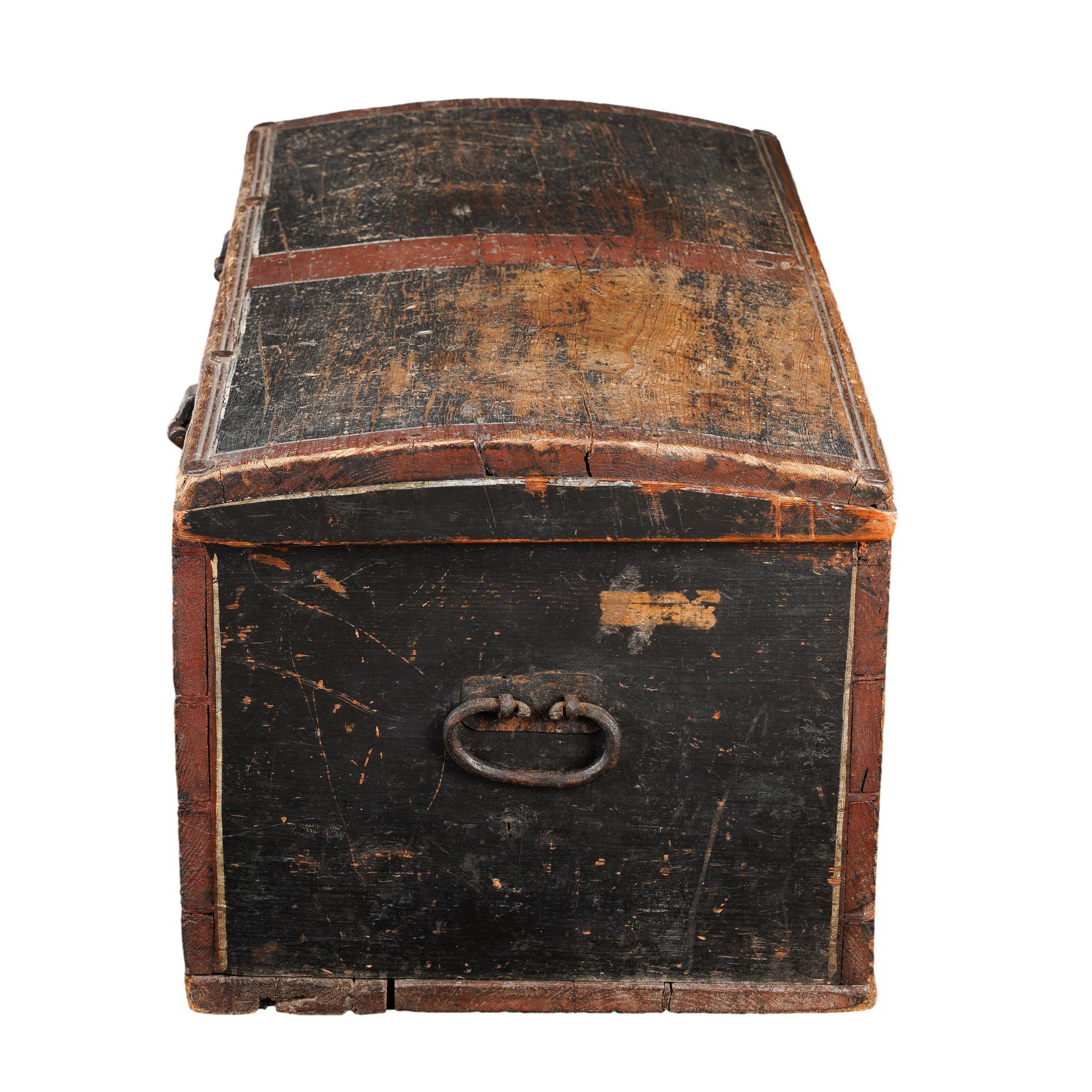 Painted Norwegian pine immigrant trunk with coffer top, 1827 For Sale 3