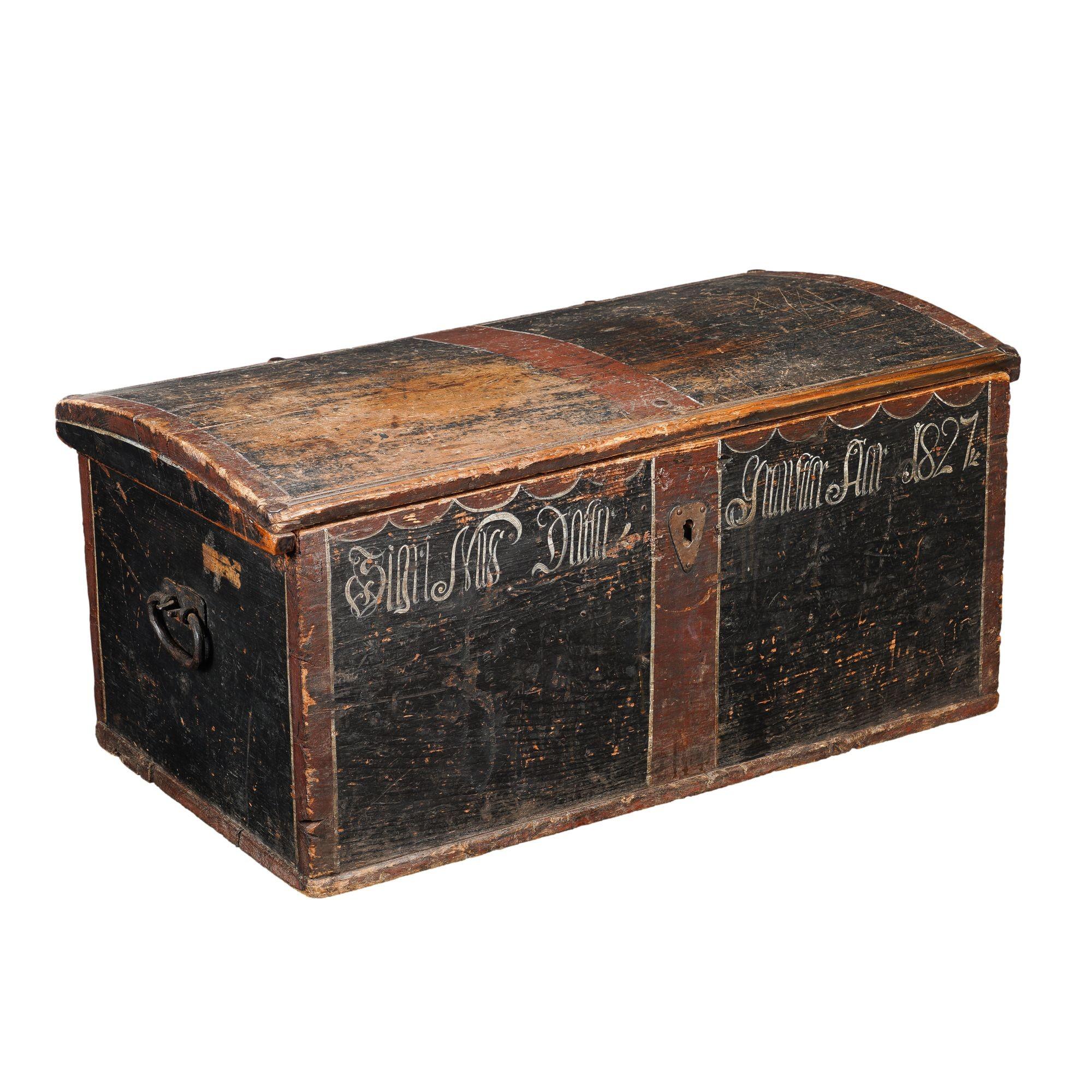 Painted Norwegian pine immigrant trunk with coffer top, 1827 For Sale 4