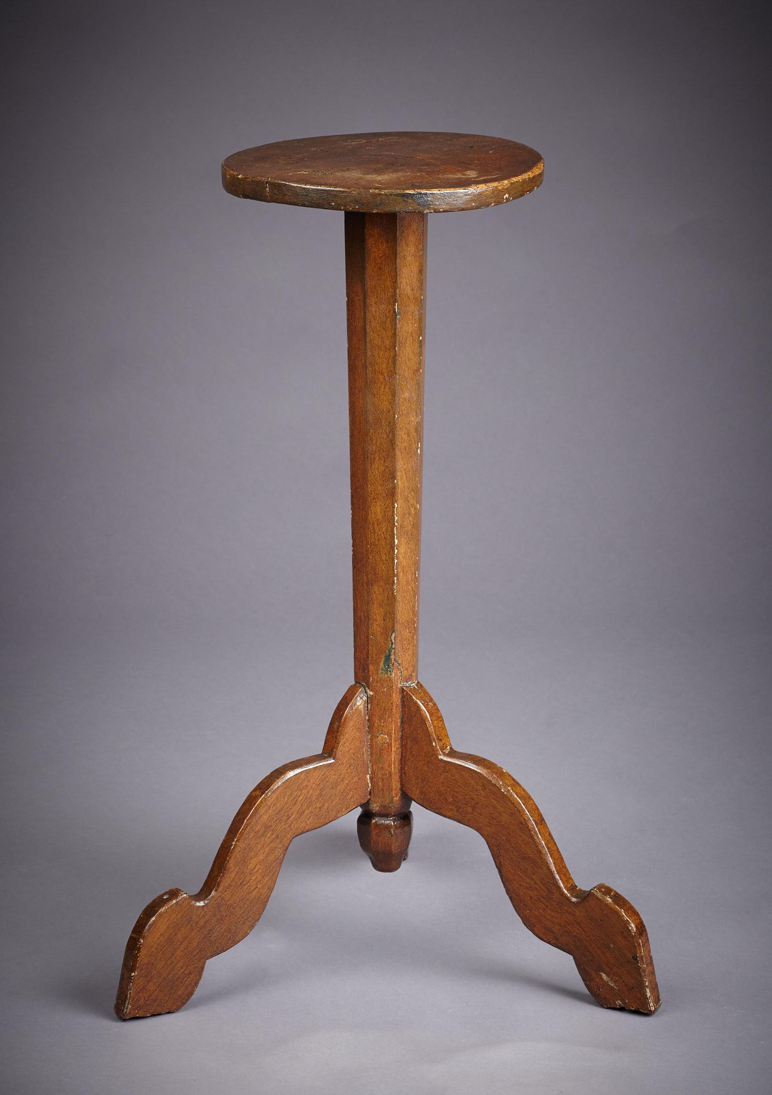 Painted Oak Candle-Stand, Early 18th Century, Queen Anne, England, circa 1710 (Volkskunst) im Angebot