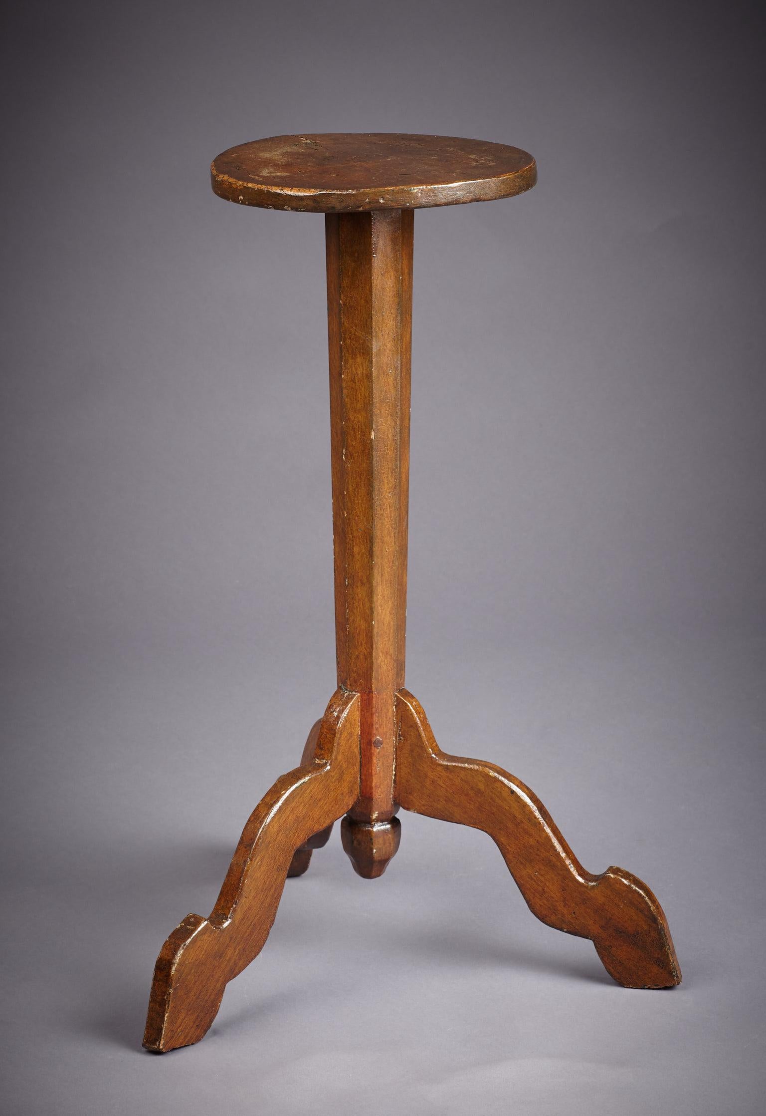 Painted Oak Candle-Stand, Early 18th Century, Queen Anne, England, circa 1710 (Frühes 18. Jahrhundert) im Angebot