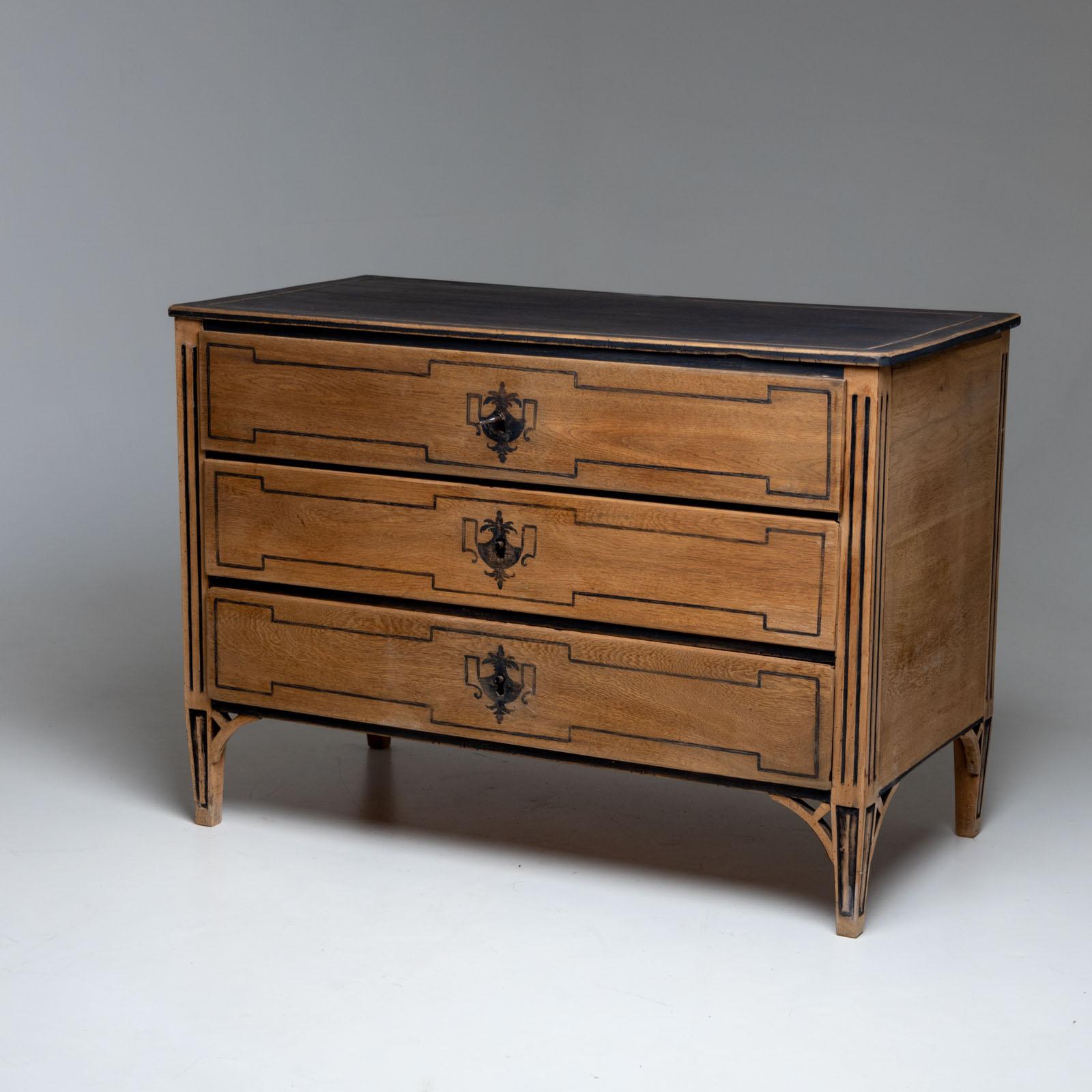 Neoclassical Painted oak chest of drawers, around 1800