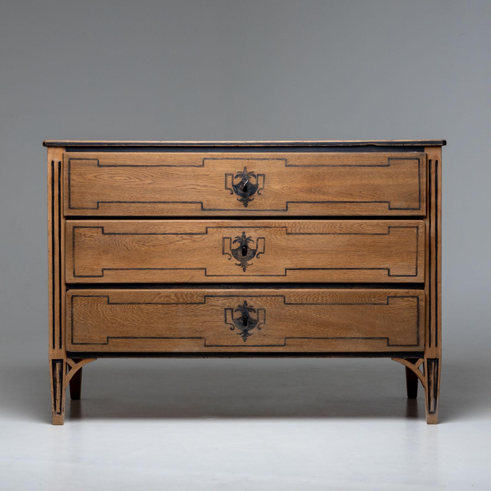 Painted oak chest of drawers, around 1800 In Good Condition In Greding, DE