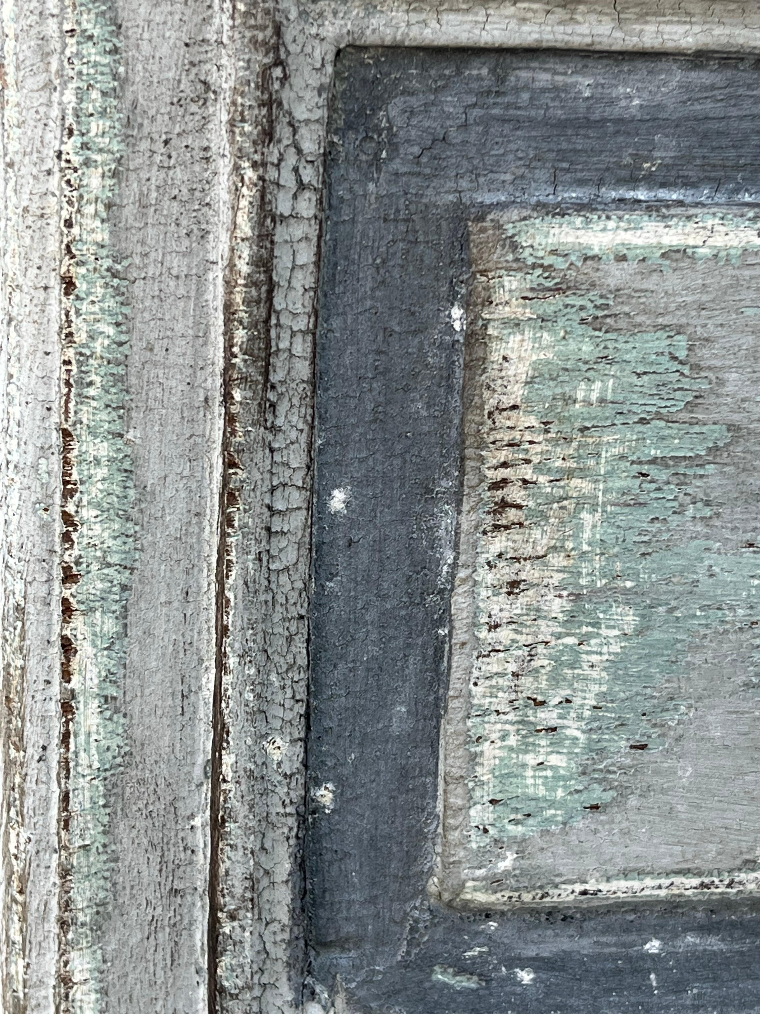 Comò realizzato a mano in Francia all'inizio del 1800 utilizzando legno di Oak e struttura a pioli. Il  La cassettiera presenta tre cassetti sovrapposti con bordi ogee e frontali decorati con modanature intagliate a mano. La ferramenta non è