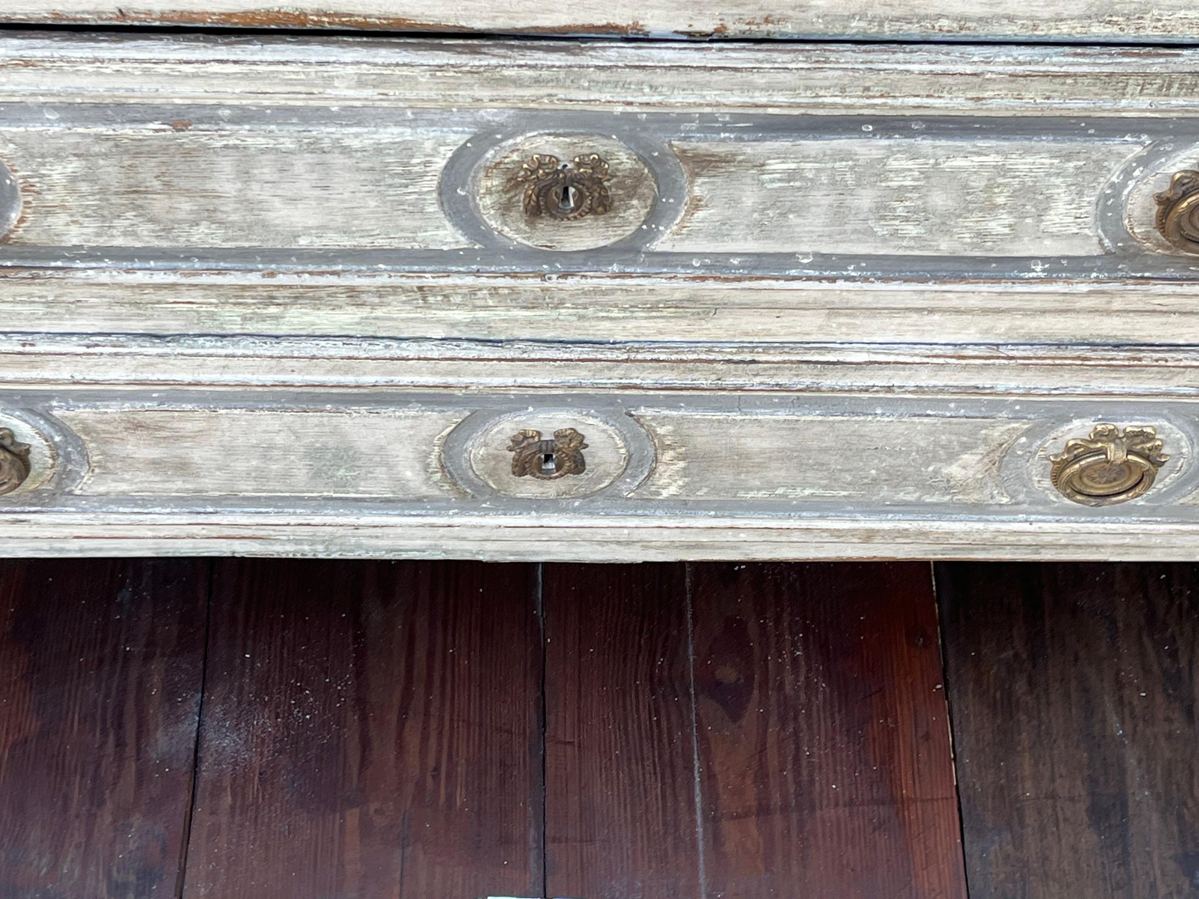 Intagliato a mano Cassettiera in Oak dipinta, inizio XIX secolo in vendita