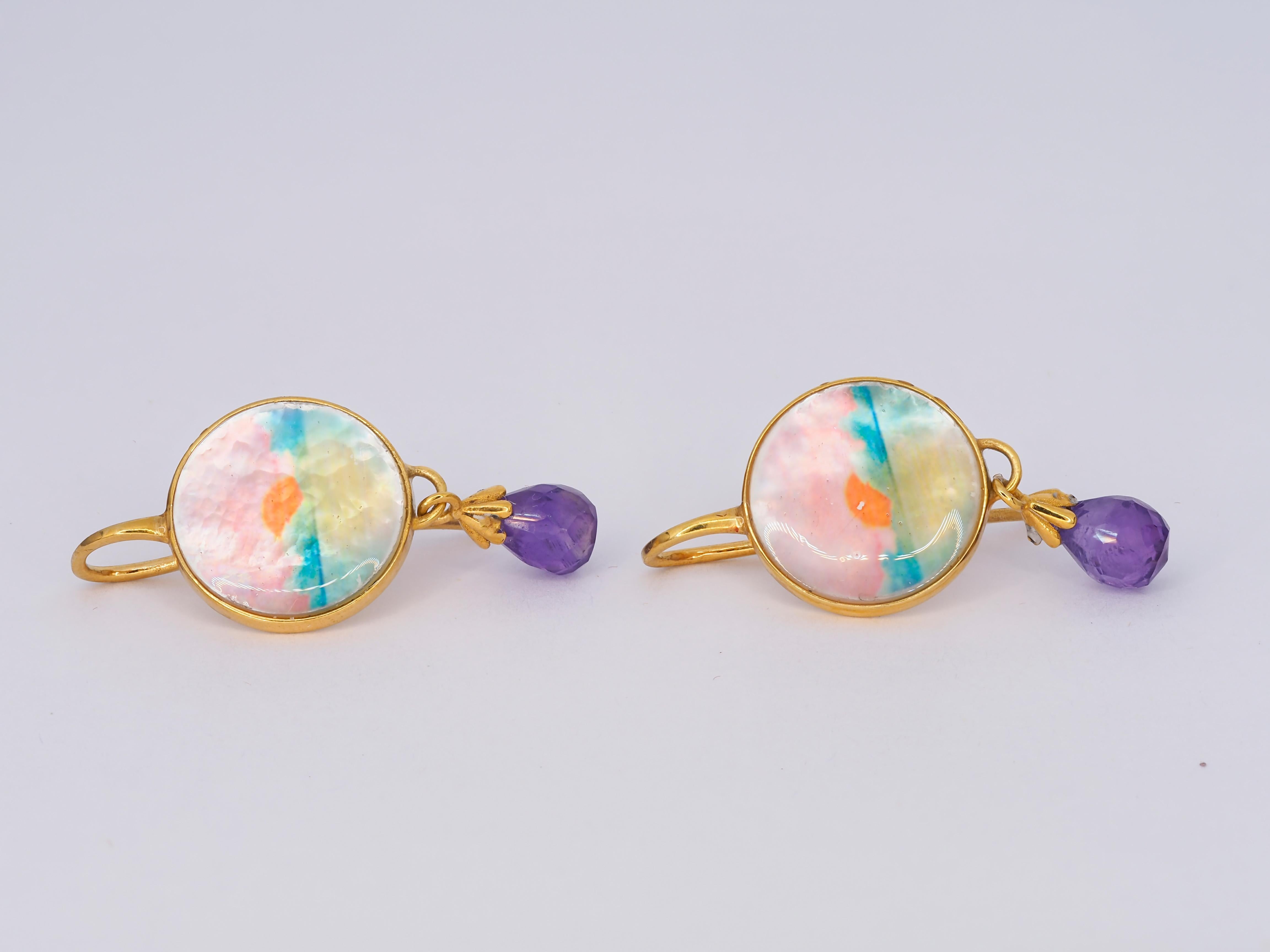 Boucles d'oreilles pendantes en nacre peinte avec briolettes d'améthyste Unisexe en vente