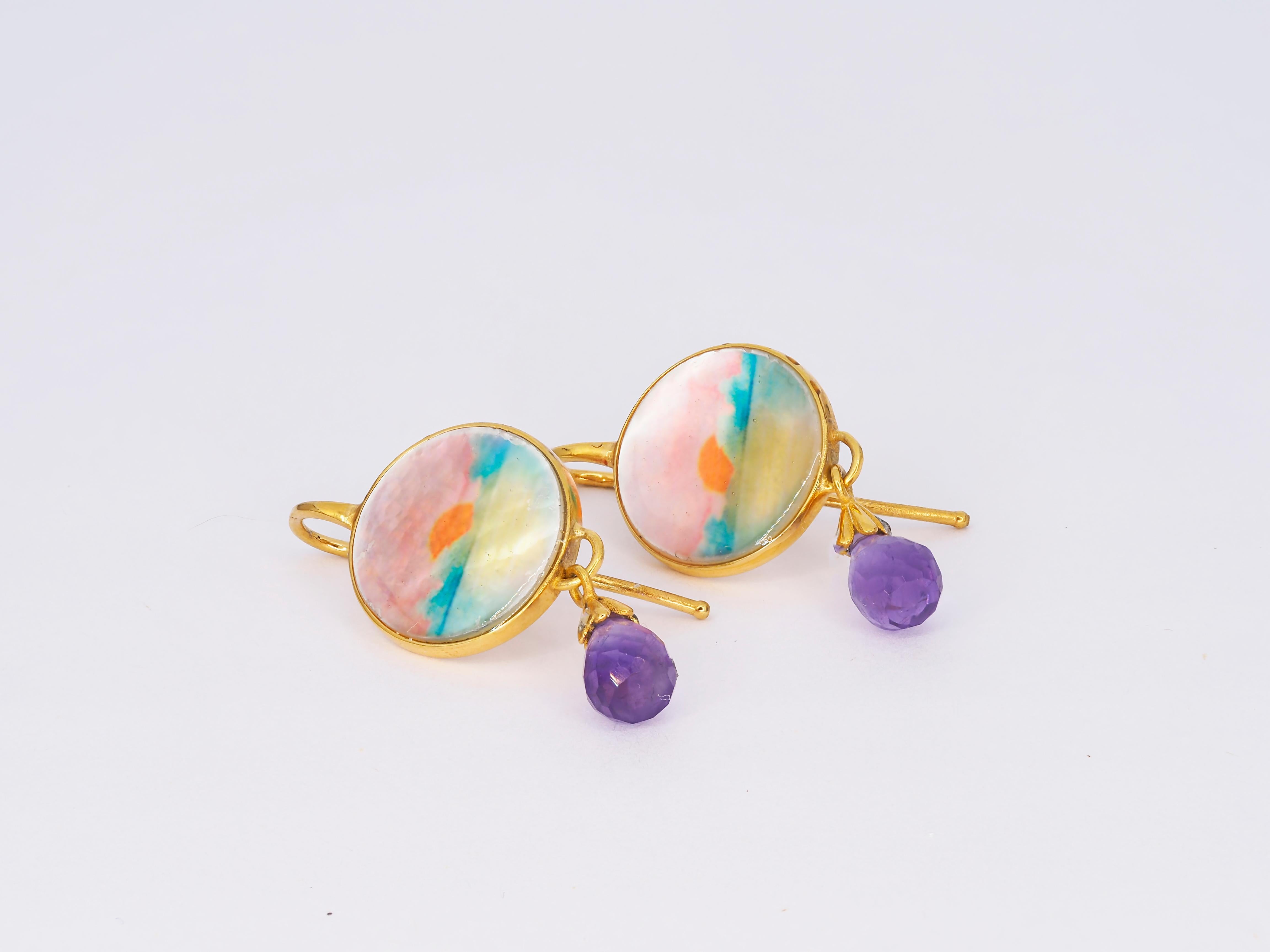 Boucles d'oreilles pendantes en nacre peinte avec briolettes d'améthyste en vente 1