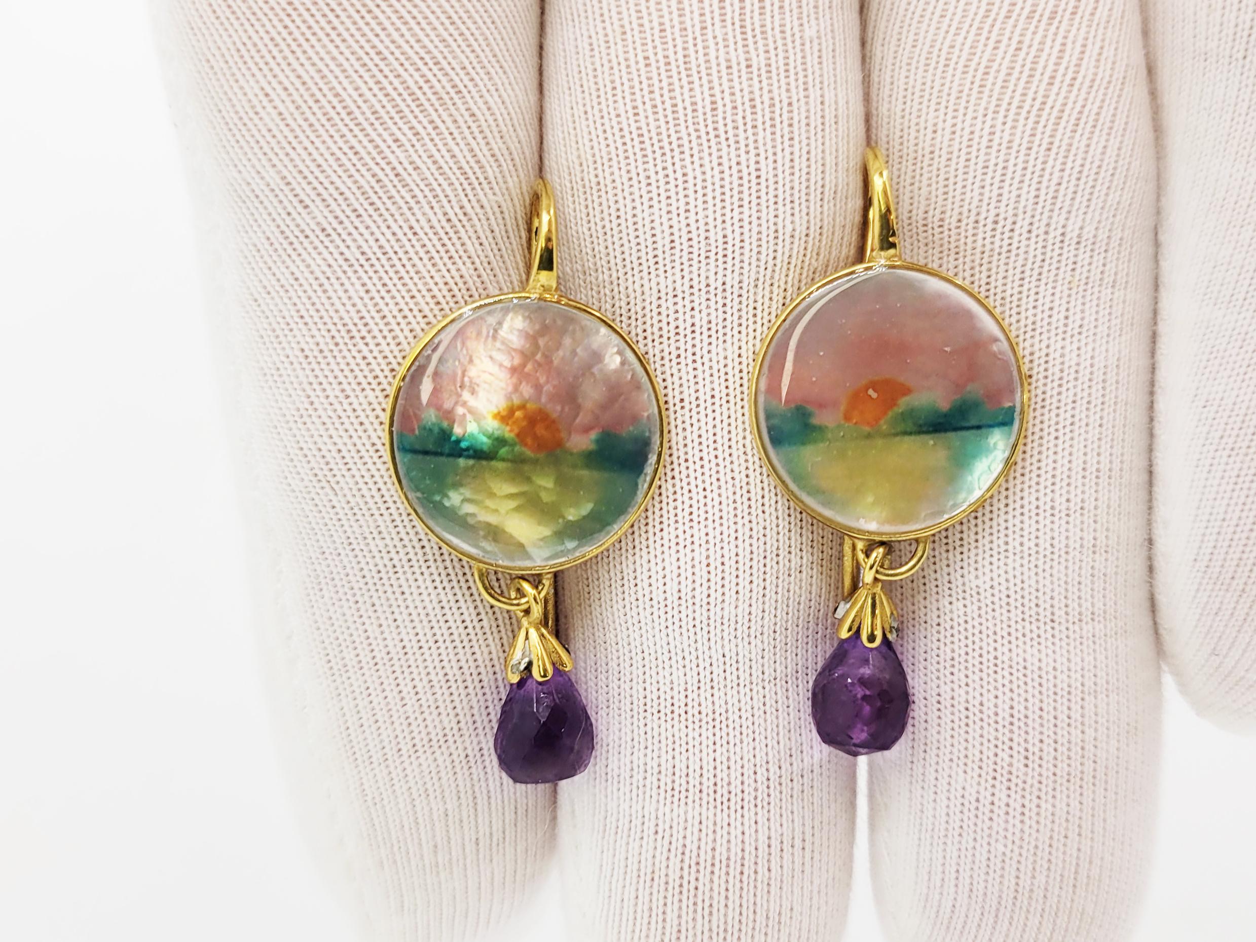 Boucles d'oreilles pendantes en nacre peinte avec briolettes d'améthyste en vente 2