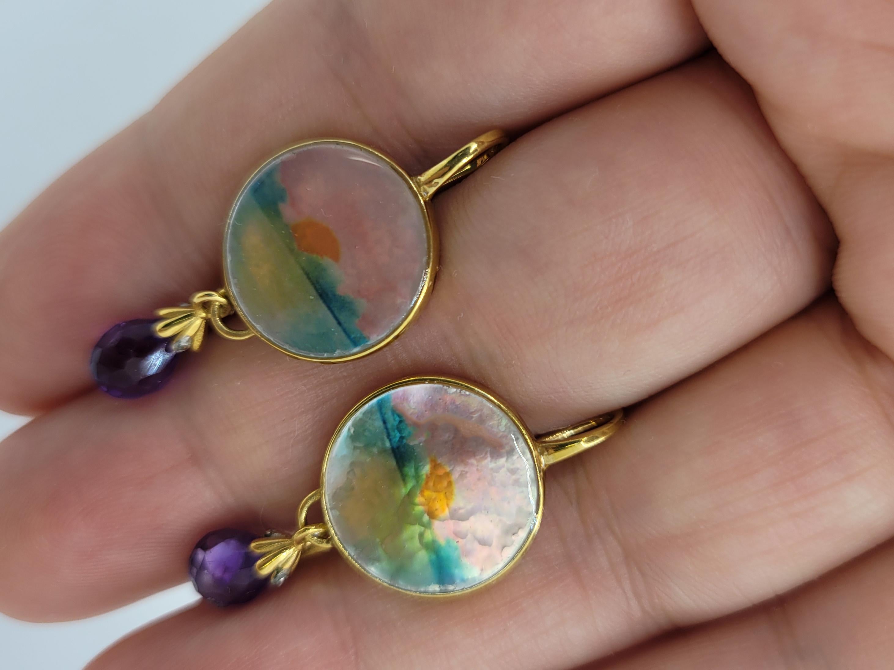 Boucles d'oreilles pendantes en nacre peinte avec briolettes d'améthyste en vente 4