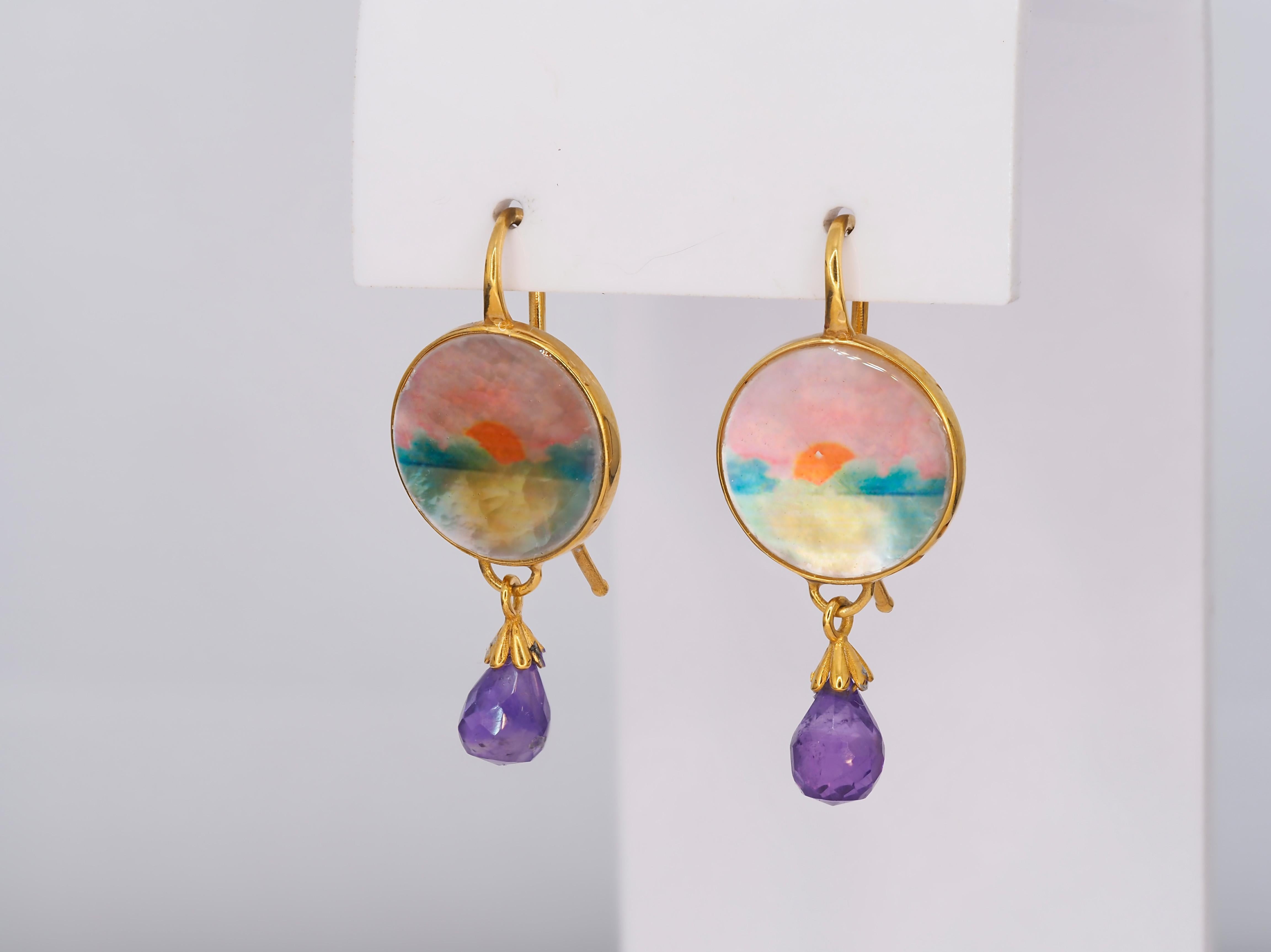 Taille ronde Boucles d'oreilles pendantes en nacre peinte avec briolettes d'améthyste en vente