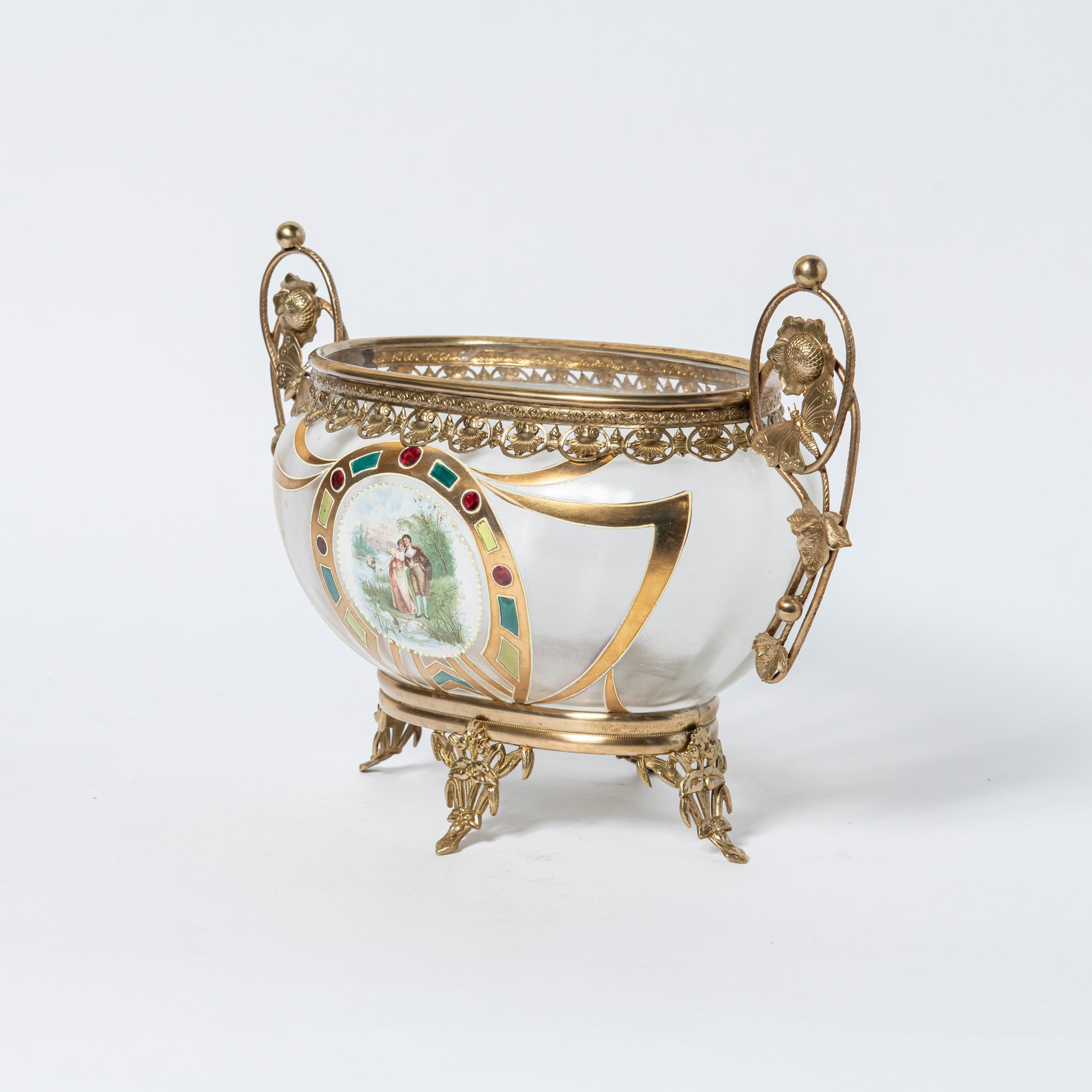 Gemaltes Opalin mit bronzenen Ornamenten Mittelstück. Frankreich, Ende des 19. Jahrhunderts. (Art nouveau) im Angebot