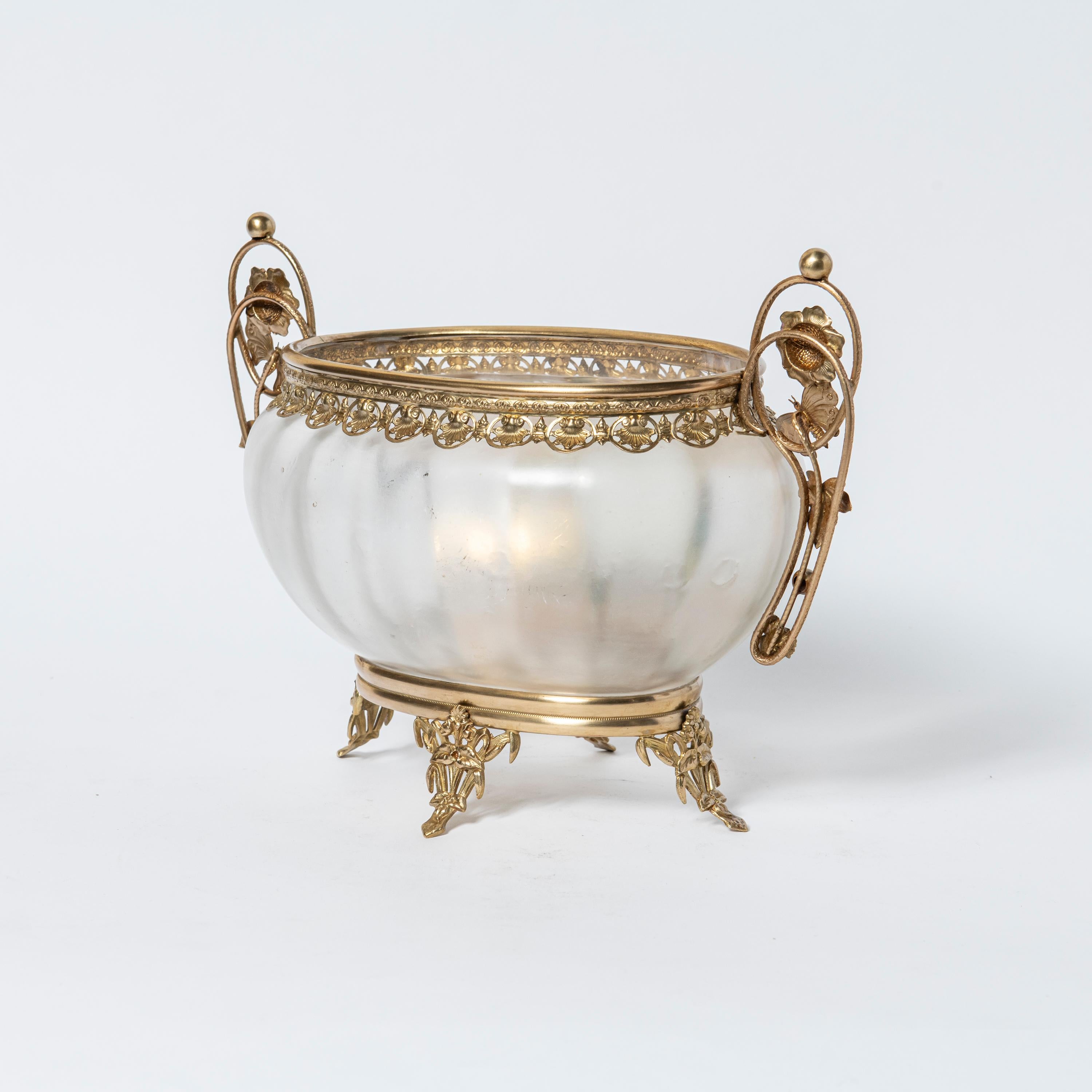 Gemaltes Opalin mit bronzenen Ornamenten Mittelstück. Frankreich, Ende des 19. Jahrhunderts. (Französisch) im Angebot