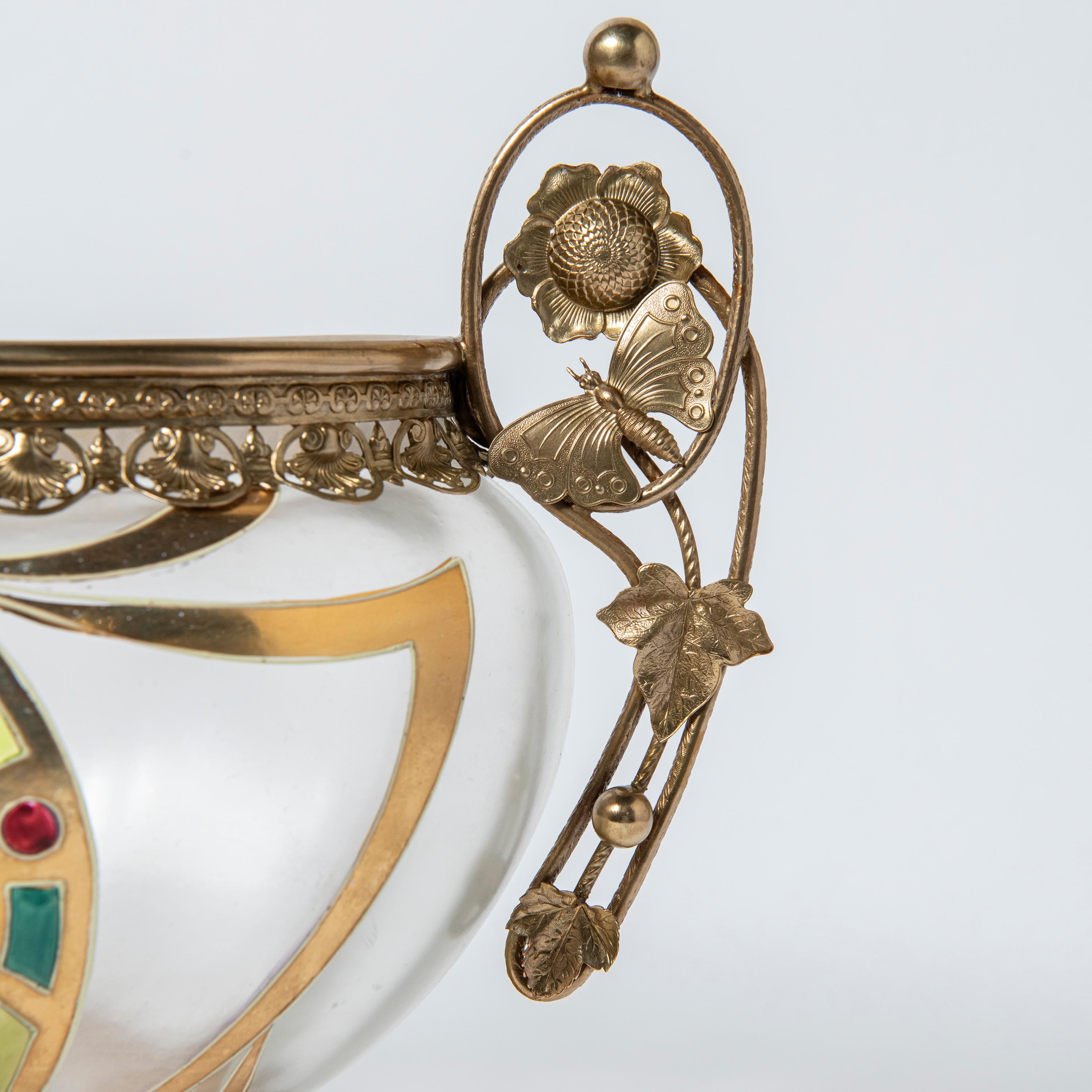 Gemaltes Opalin mit bronzenen Ornamenten Mittelstück. Frankreich, Ende des 19. Jahrhunderts. im Angebot 1