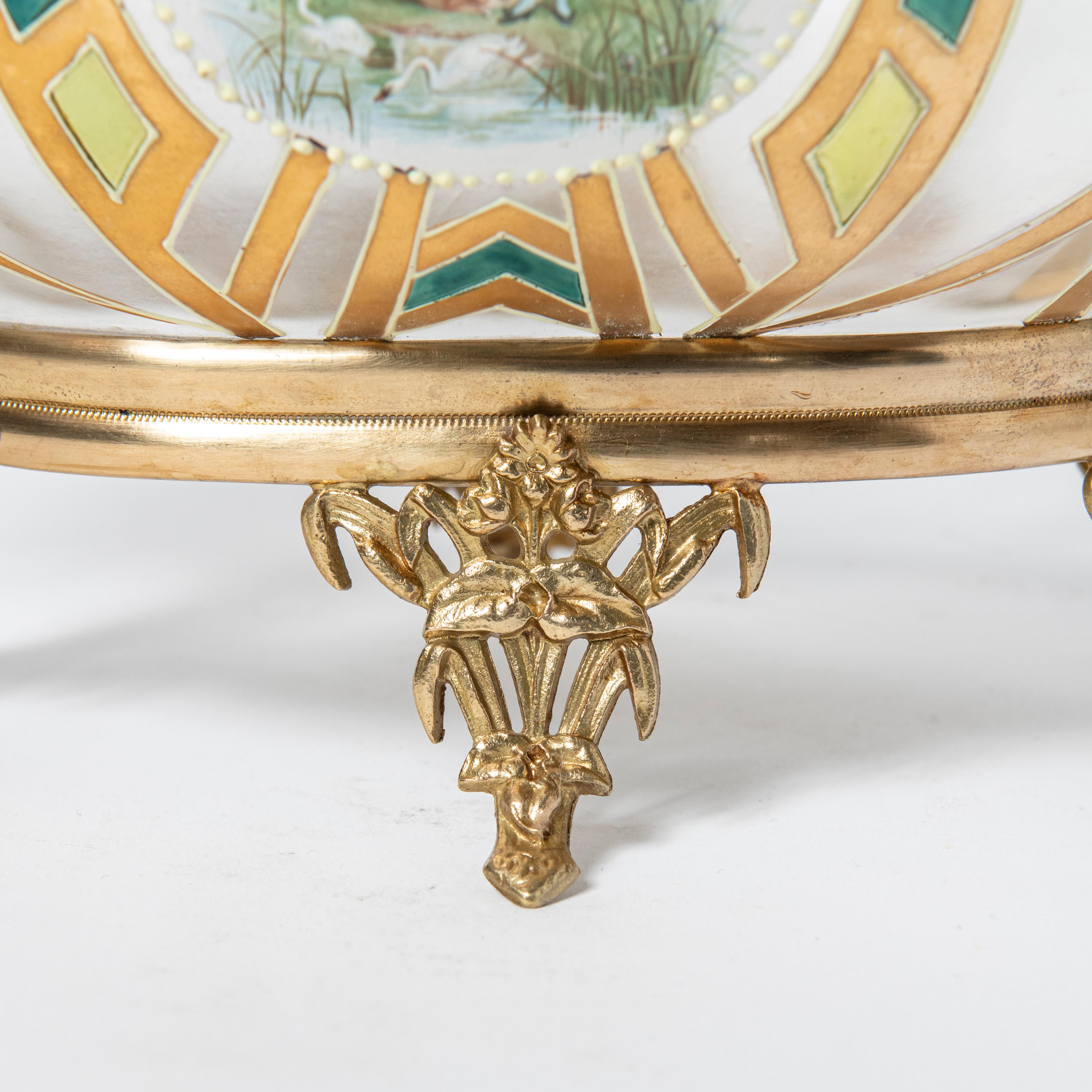 Gemaltes Opalin mit bronzenen Ornamenten Mittelstück. Frankreich, Ende des 19. Jahrhunderts. im Angebot 2