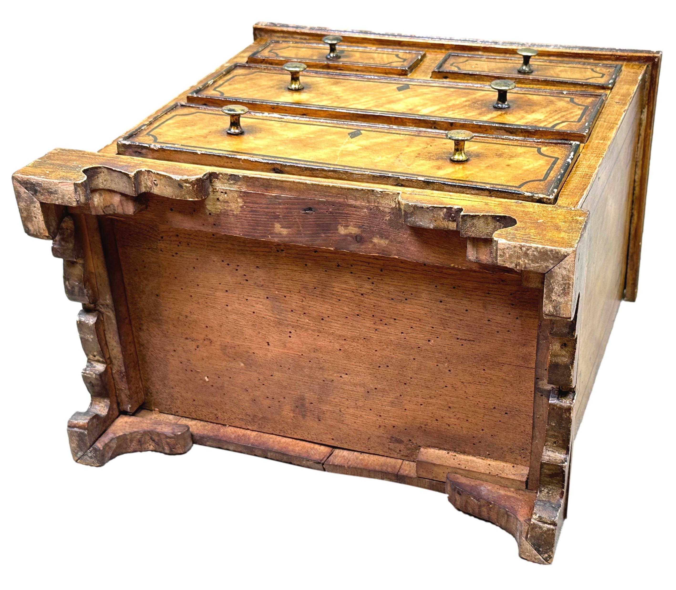 Cassettiera in miniatura in pino dipinto del XIX secolo in vendita 1