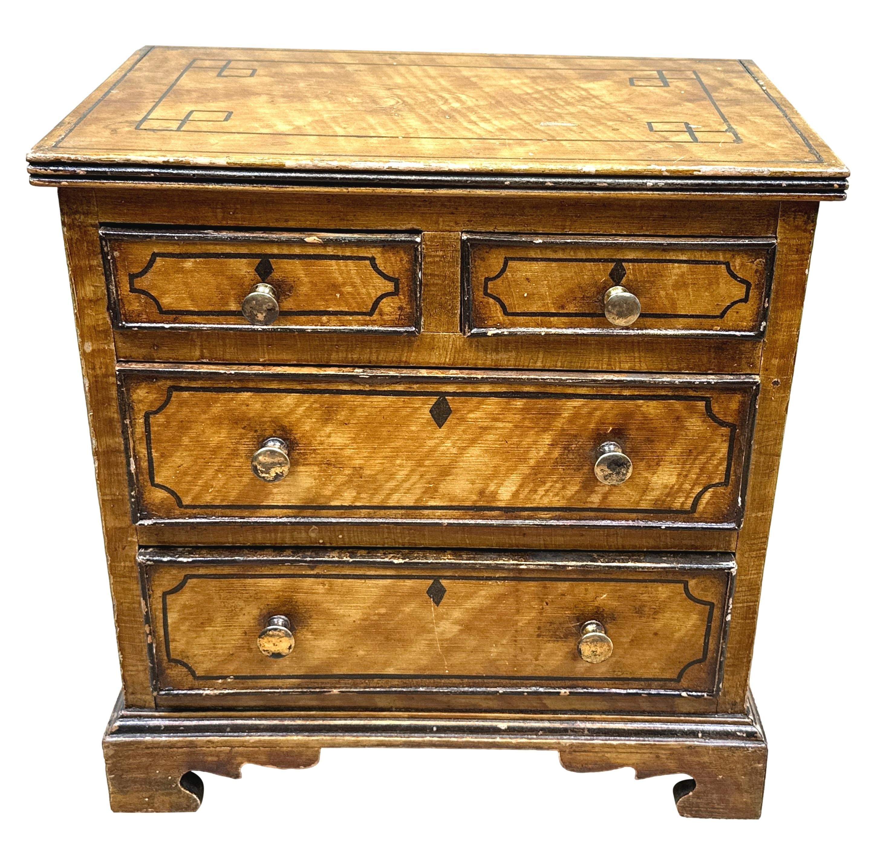 Cassettiera in miniatura in pino dipinto del XIX secolo in vendita 3