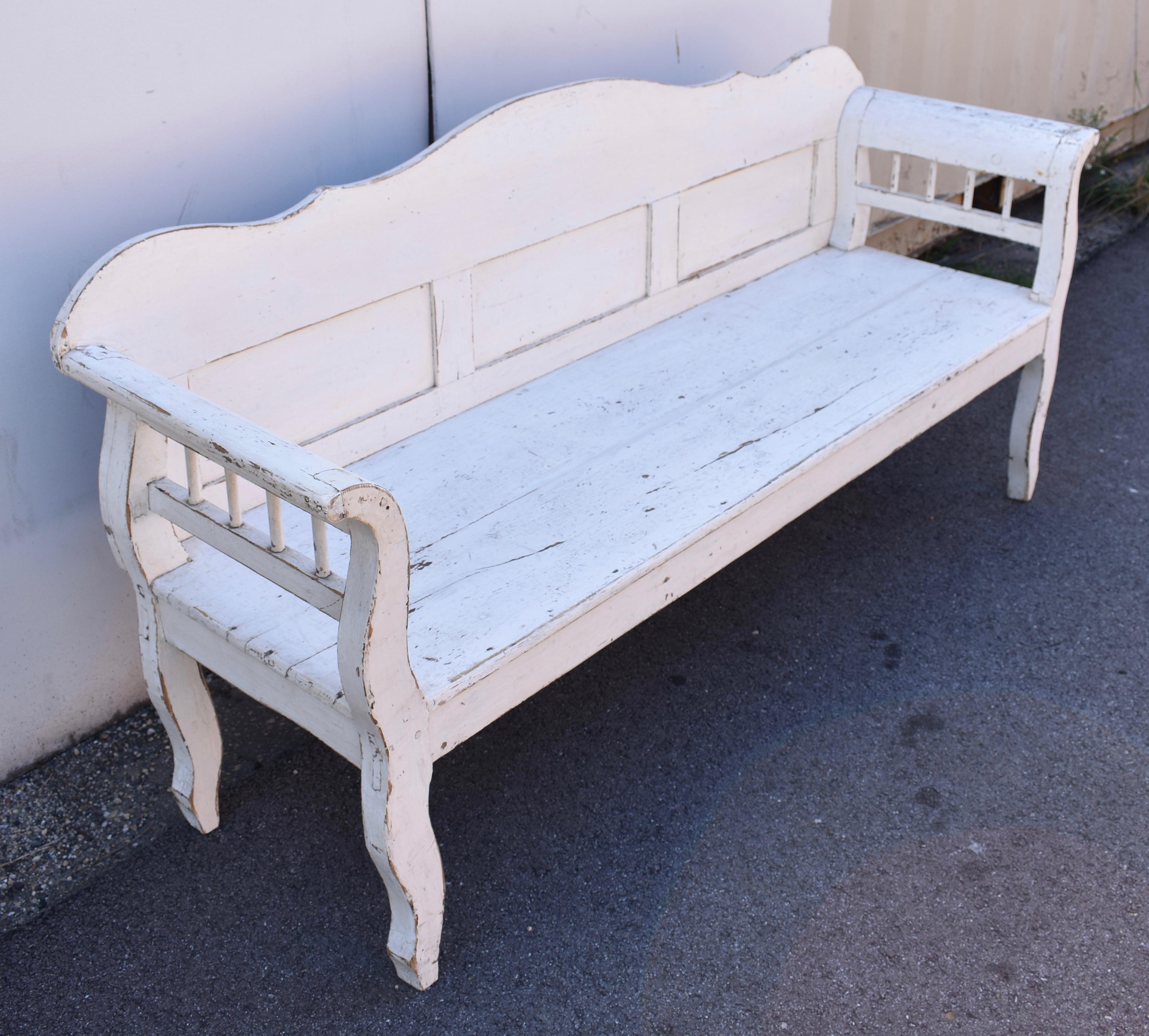 Painted Pine and Oak Bench or Settle In Good Condition For Sale In Baltimore, MD