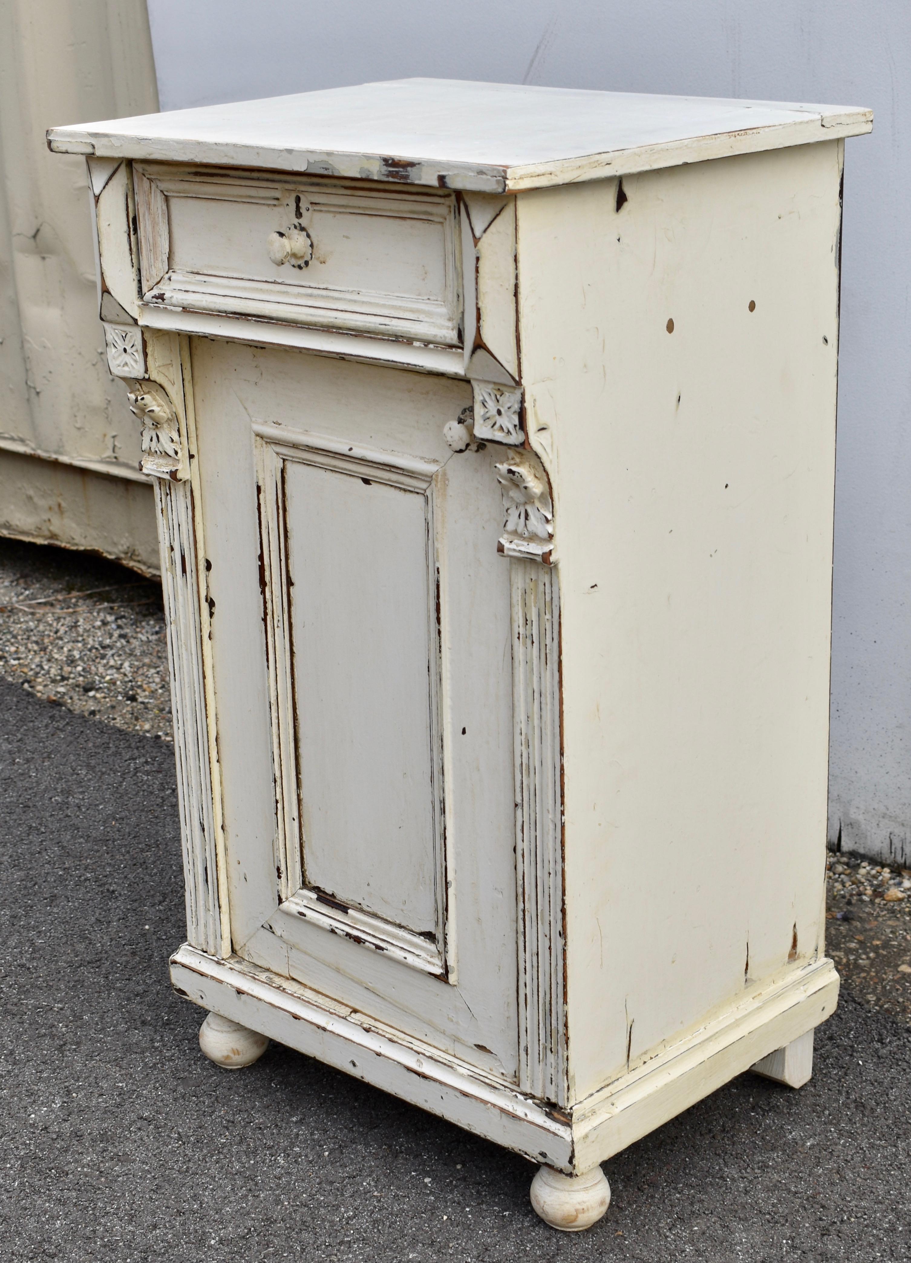 Painted Pine and Oak Nightstand In Good Condition For Sale In Baltimore, MD
