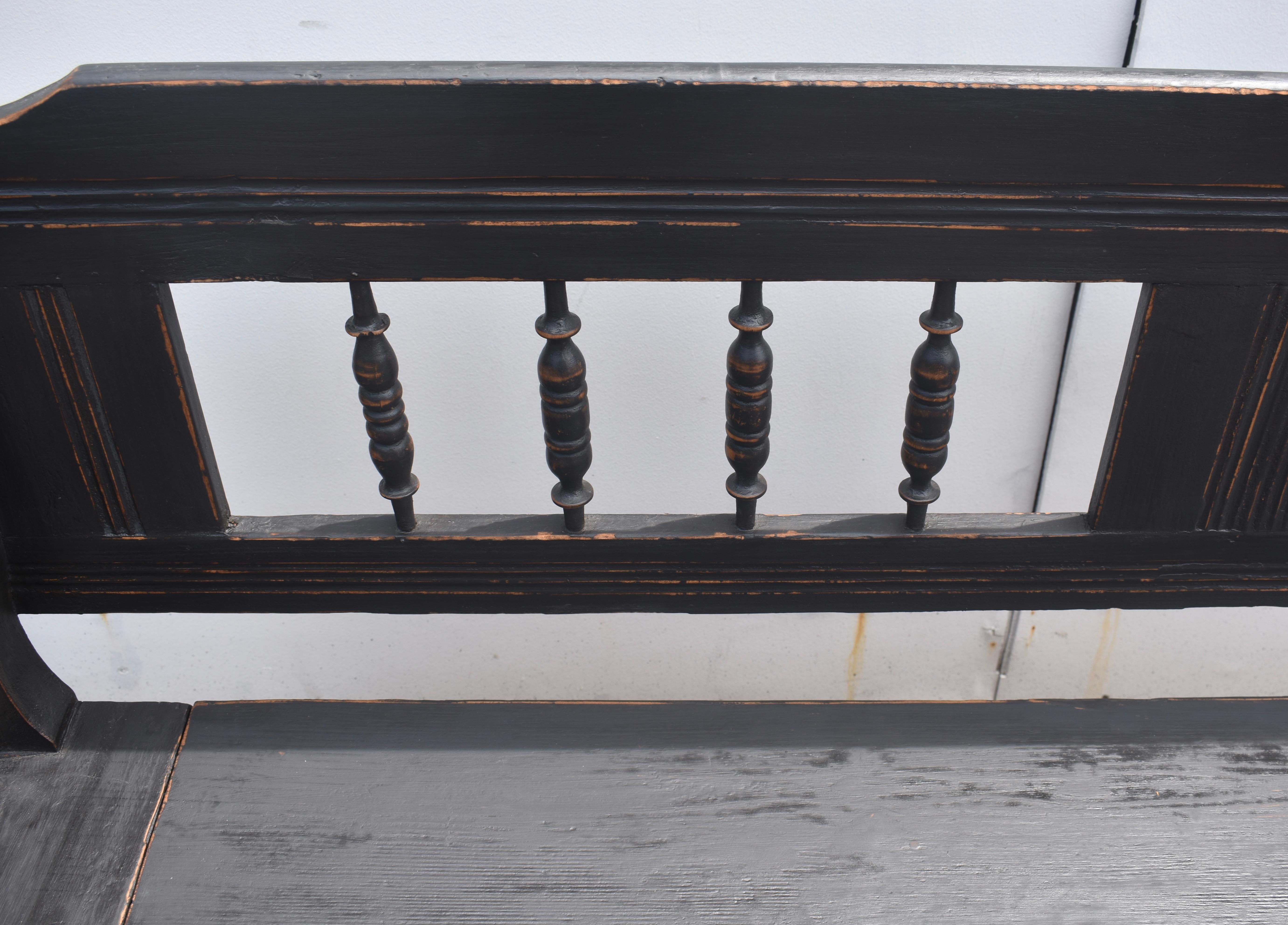 Painted Pine and Oak Storage Bench or Settle In Good Condition For Sale In Baltimore, MD