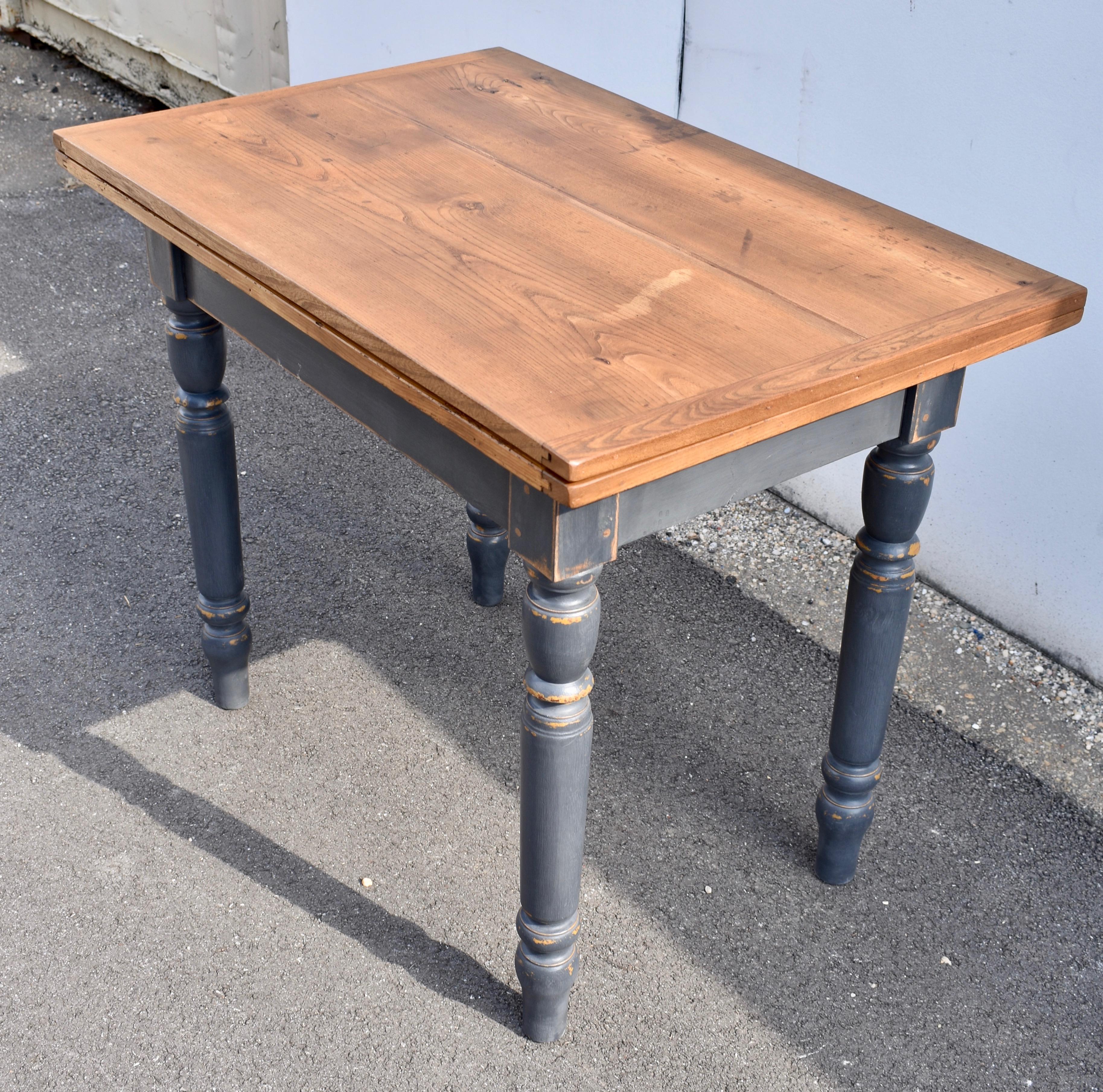 Table à plateau tournant en pin et chêne peints Bon état - En vente à Baltimore, MD