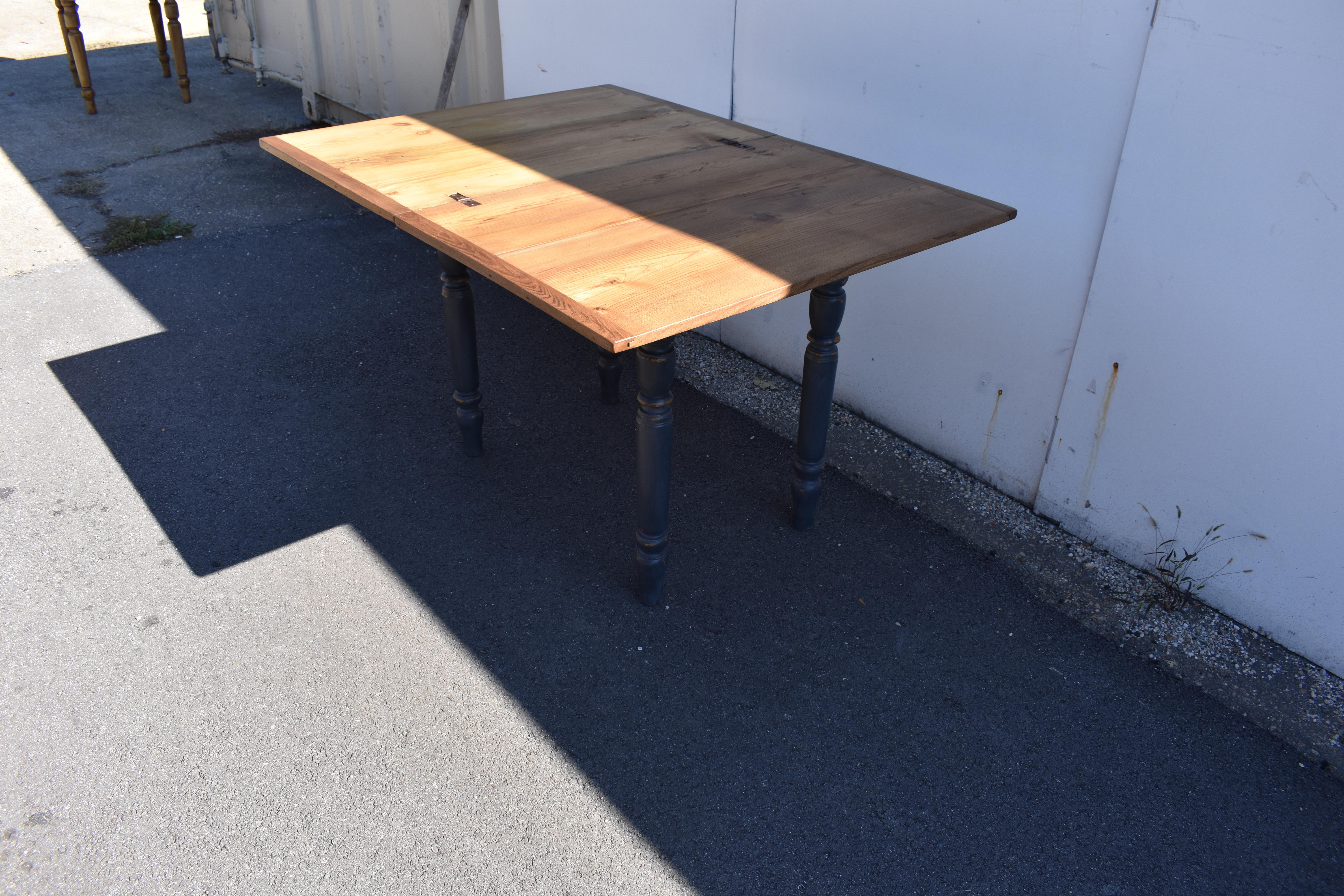 Tisch mit Drehplatte aus lackierter Kiefer und Eiche  (Eichenholz) im Angebot