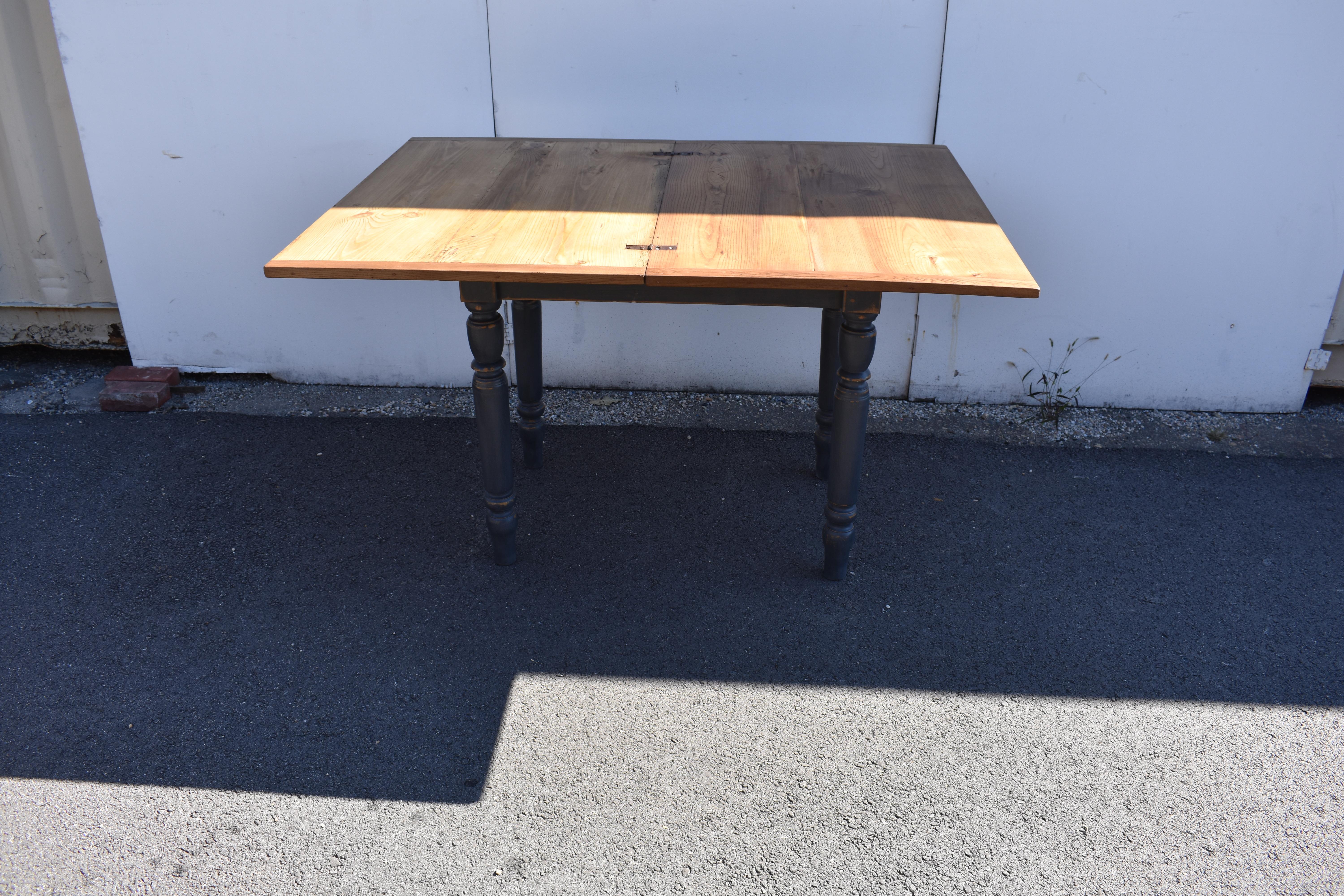 Table à plateau tournant en pin et chêne peints  en vente 1
