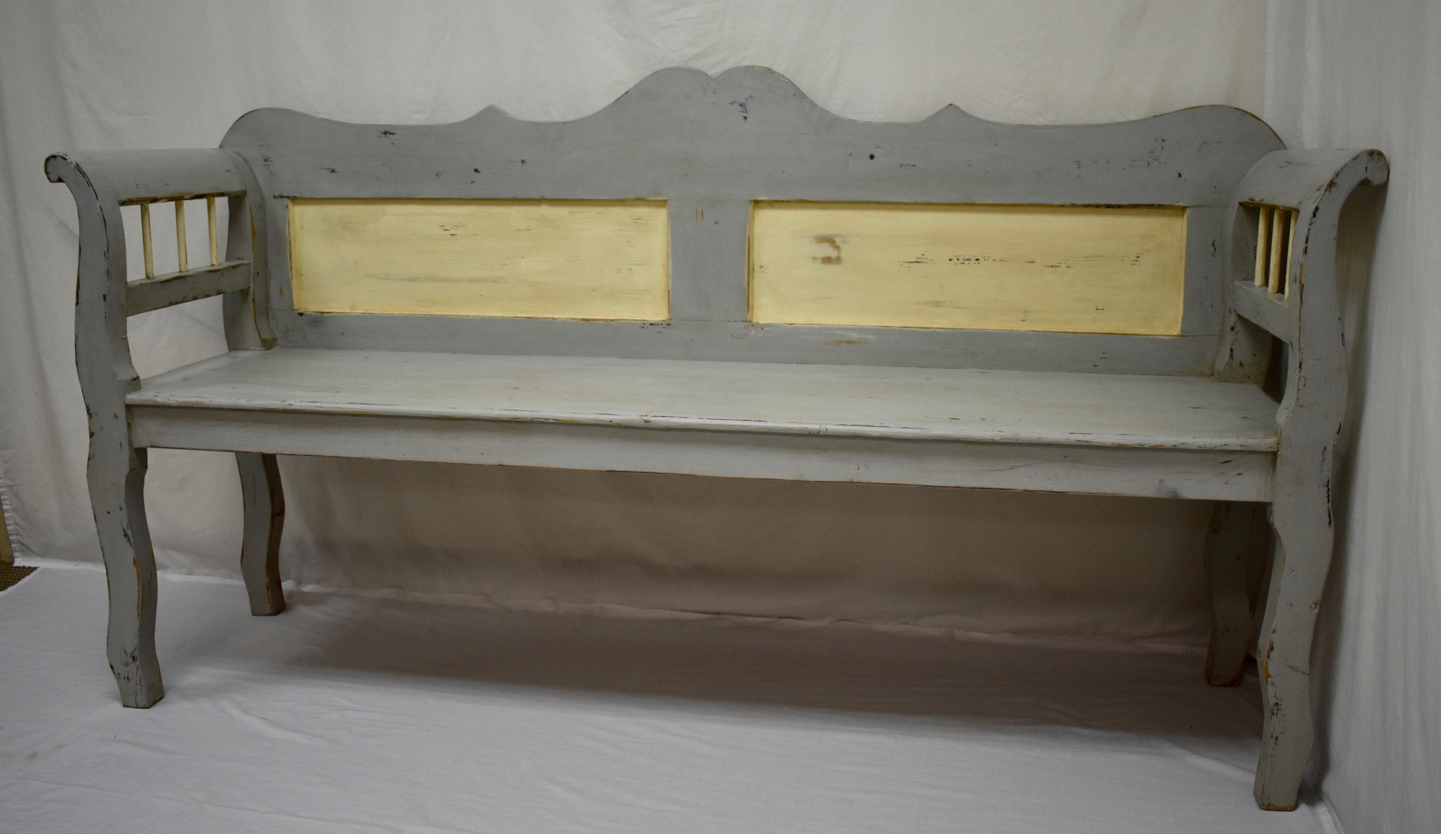 Painted Pine Bench or Settle In Good Condition In Baltimore, MD