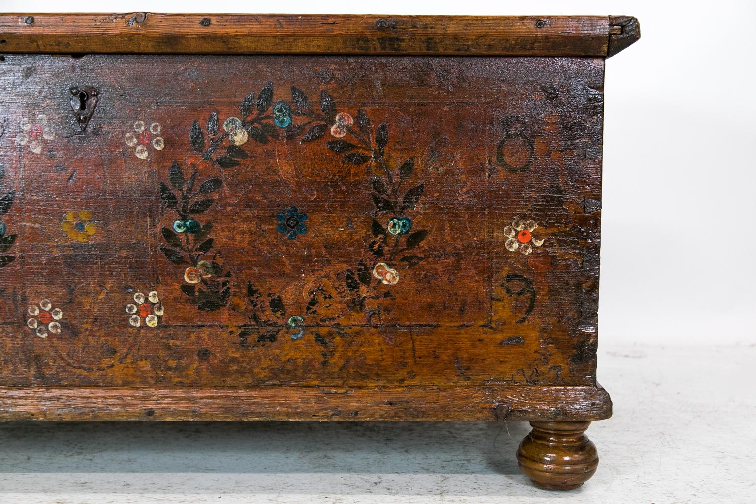 Painted Pine Blanket Chest In Good Condition In Wilson, NC