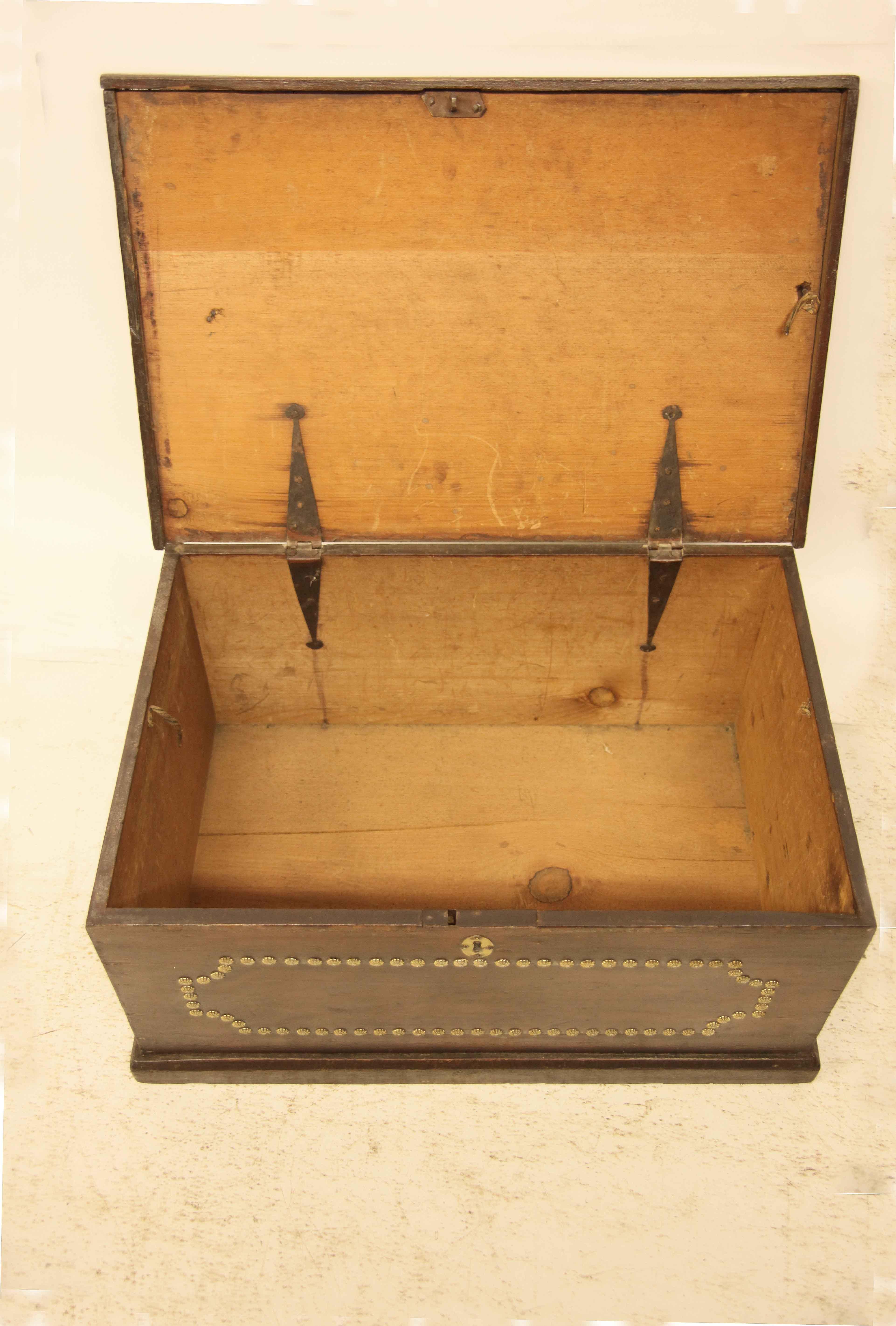 Kiefer lackiert Messing beschlagene Box (Mittleres 19. Jahrhundert) im Angebot