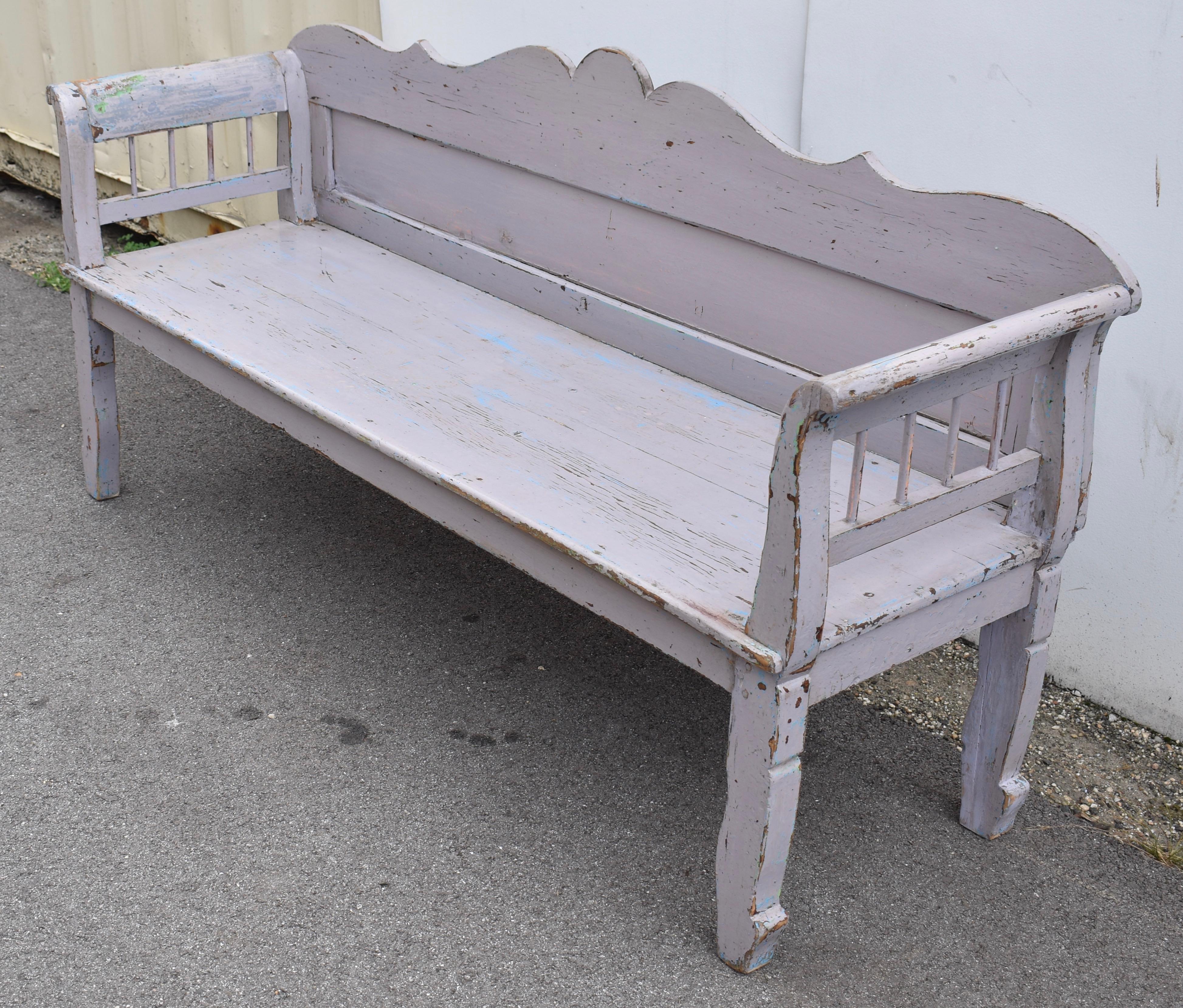 Painted Pine Camel-Back Bench or Settle. In Good Condition For Sale In Baltimore, MD