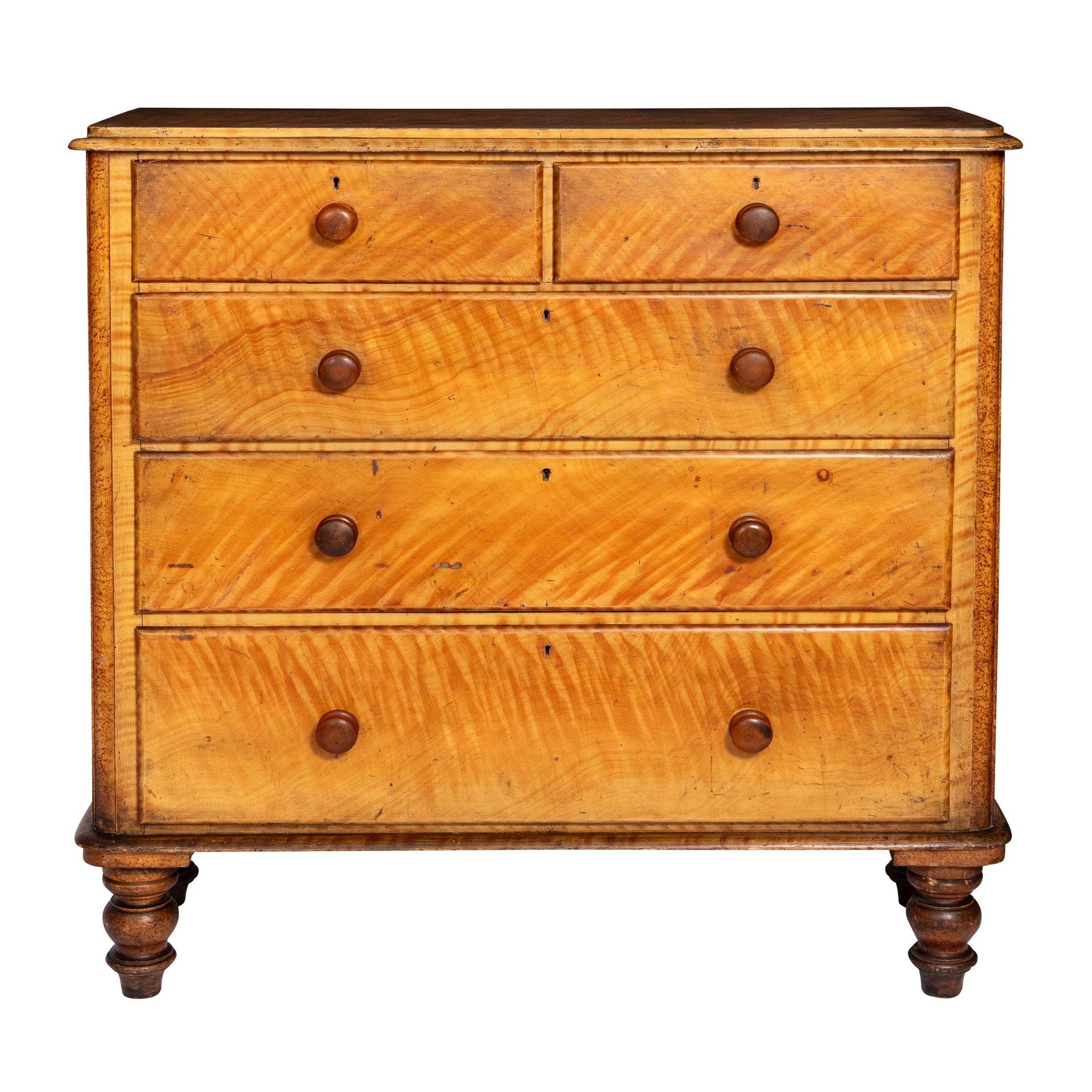 Cassettiera in pino dipinto del XIX secolo.

Base in pino massiccio con finitura originale.

Finta venatura, finitura in legno biondo.

I montanti laterali sono stati dipinti con un effetto originale di puntinatura.

Manici originali in Wood
