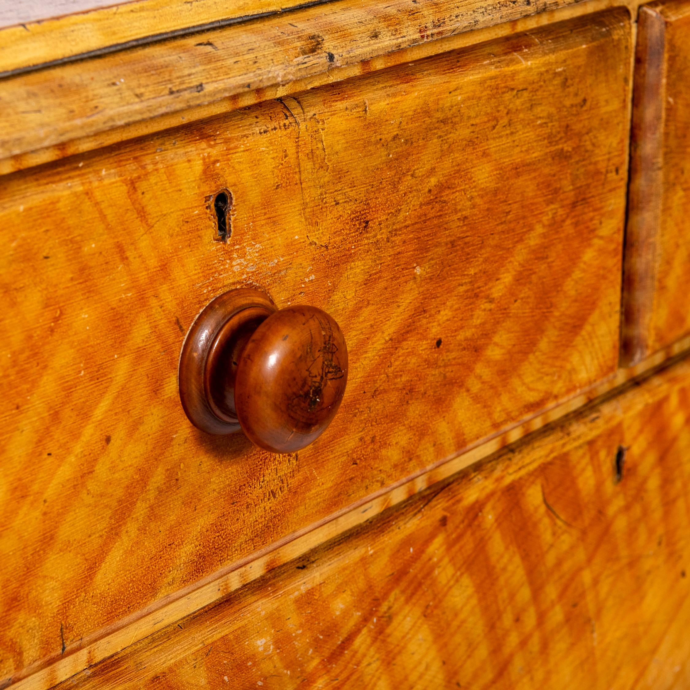 Cassettiera in pino dipinto, Inghilterra, 1860 circa In condizioni buone in vendita a Knutsford, GB