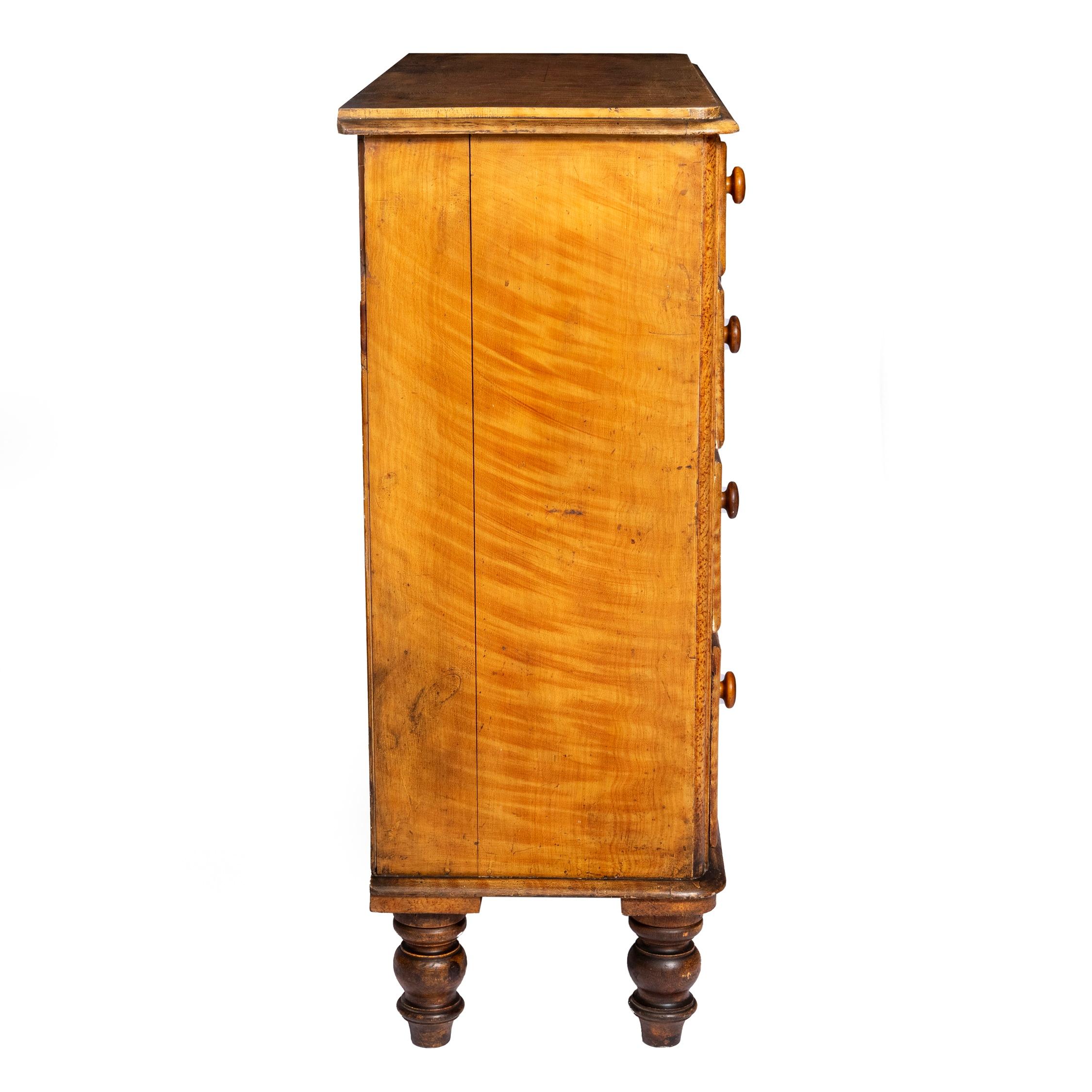 Dipinto a mano Cassettiera in pino dipinto, Inghilterra, 1860 circa in vendita