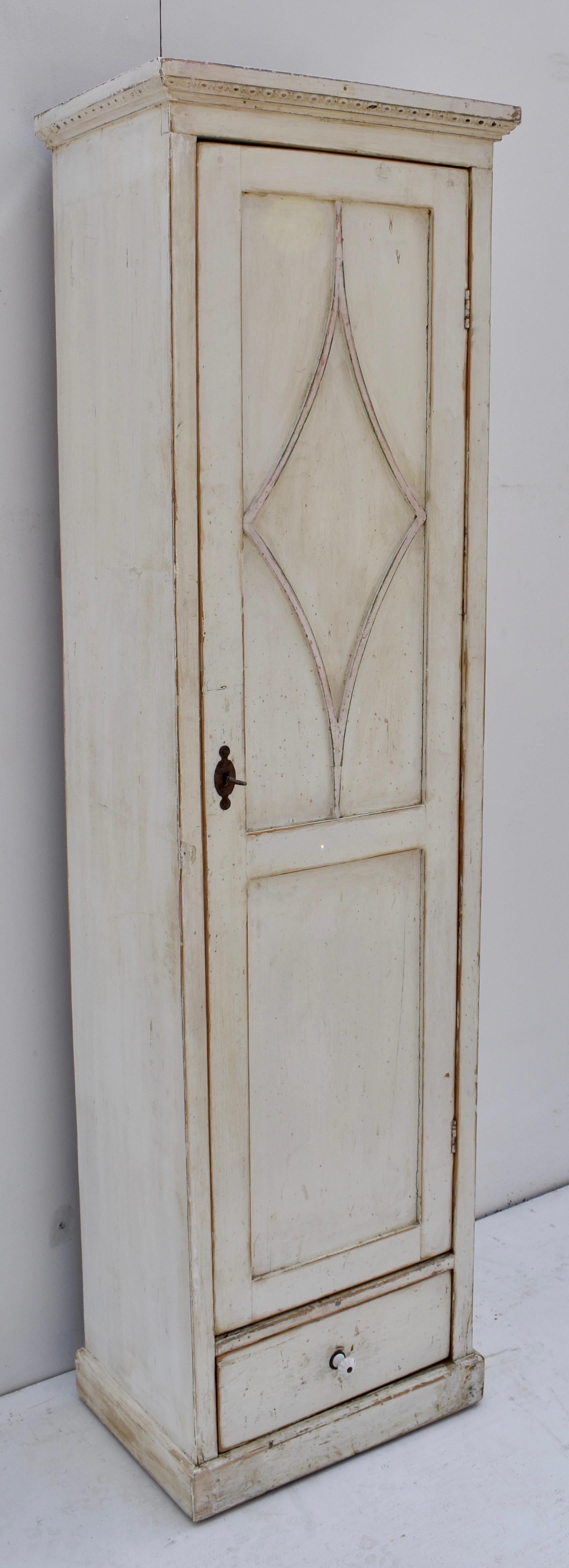 It’s been a while since we had a nice chimney cupboard. This one has a bold decorative crown molding, a two-paneled door, the upper panel featuring an applied diamond-shaped bead, and a single hand cut dovetailed drawer. There are five shelves to
