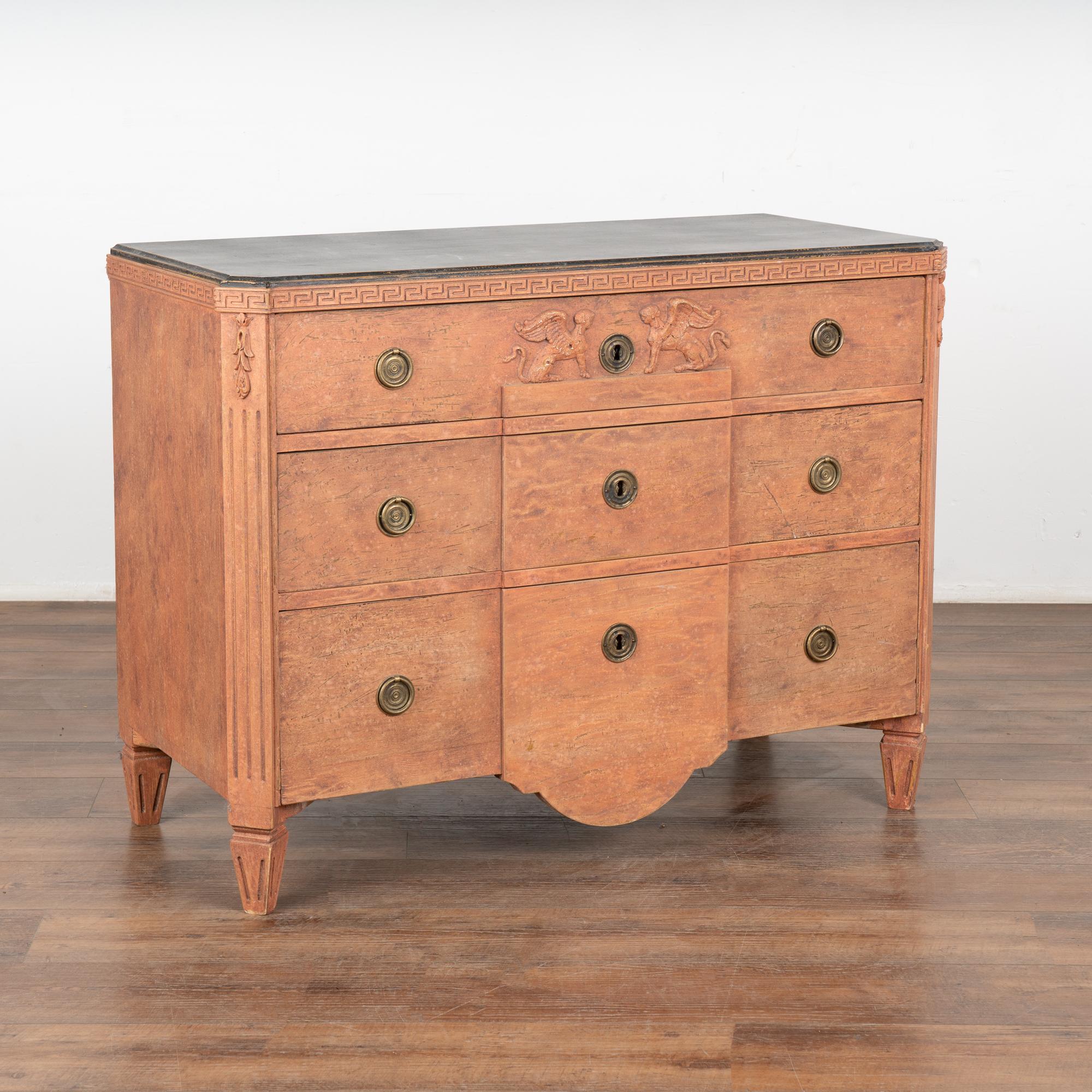 Commode à trois tiroirs en pin peint de style gustavien, avec un motif de 