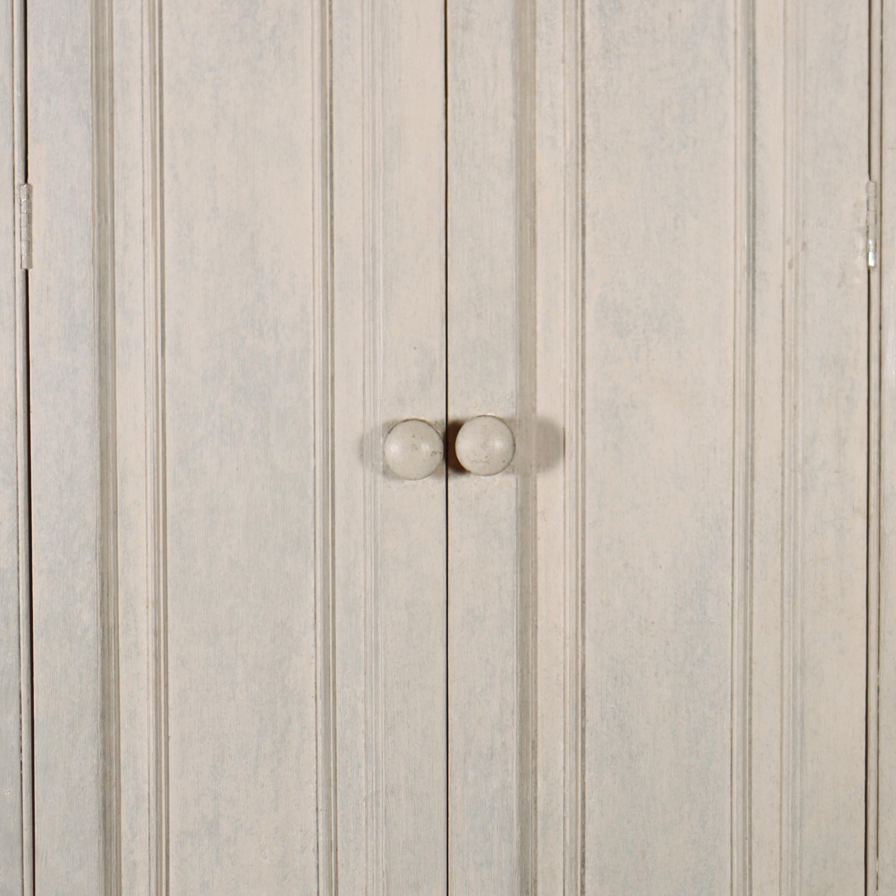 Wäscheschrank aus lackiertem Kiefernholz im Zustand „Gut“ im Angebot in Leamington Spa, Warwickshire