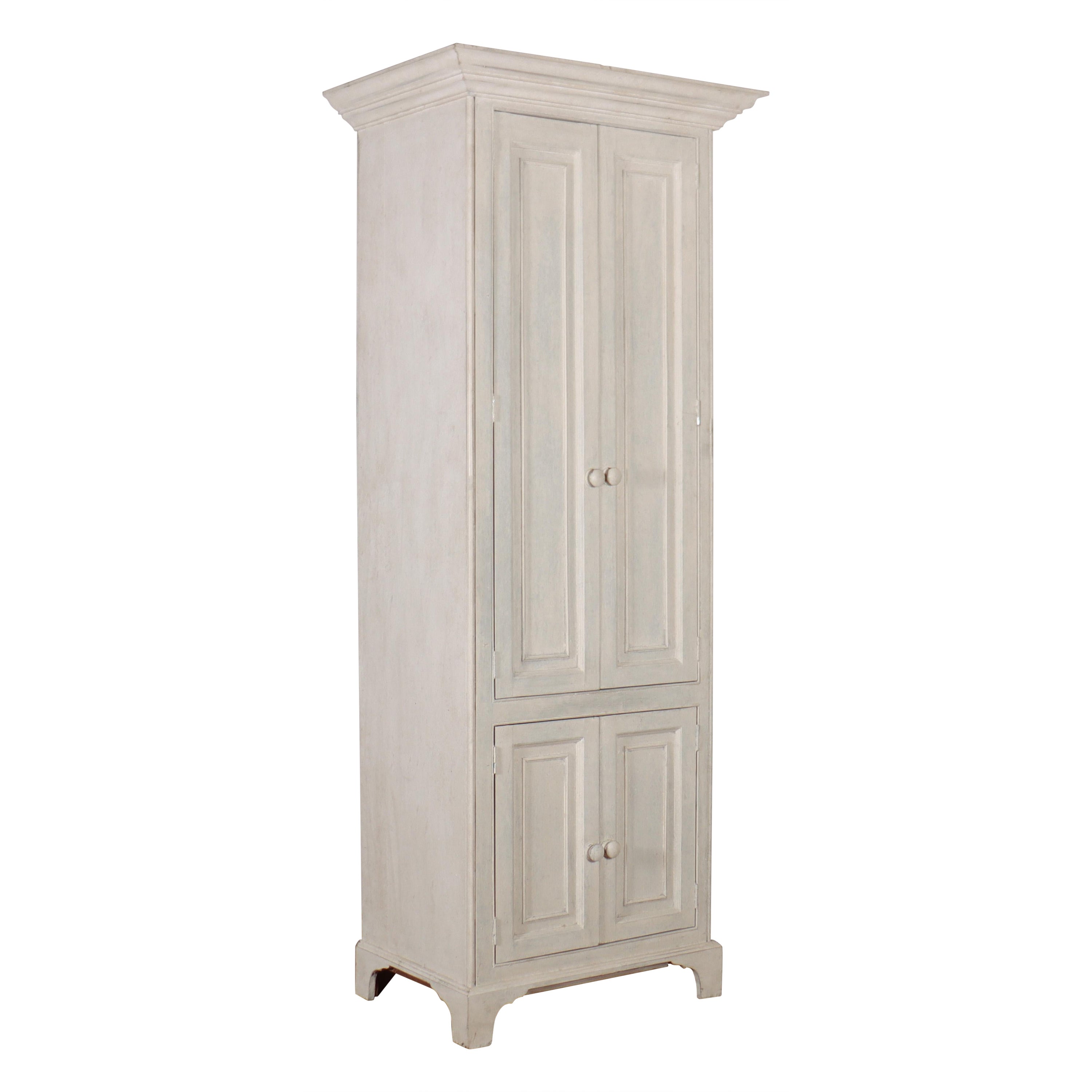 Armoire à linge en pin peint