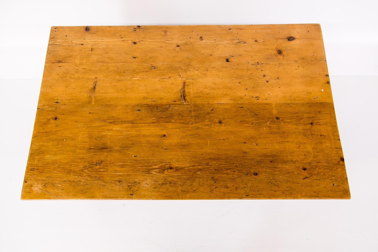 Bemalter Couchtisch aus Kiefernholz mit einer Schublade, mit grüner Originalfarbe und geschrubbter Kieferplatte. Der Sockel besteht aus vier Beinen, die von einer H-Lehre getragen werden.
  