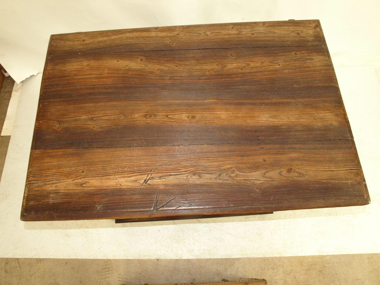 Milieu du XIXe siècle Table de taverne à un tiroir en pin peint en vente