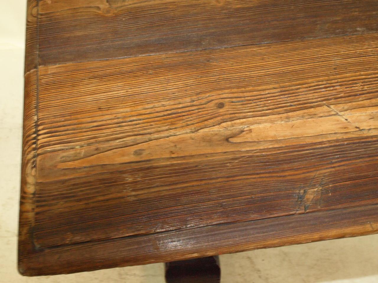 Table de taverne à un tiroir en pin peint en vente 2