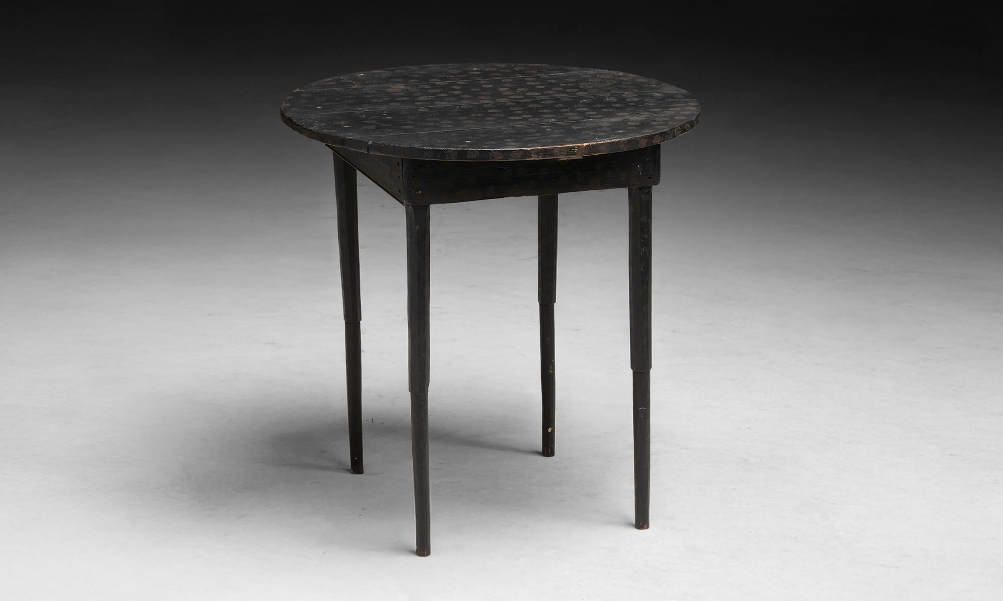 Amerika, 1850
Beistelltisch aus Kiefernholz mit fein gedrechselten und abgeschrägten Beinen und gemalten Punkten auf der Oberfläche.
25,5 