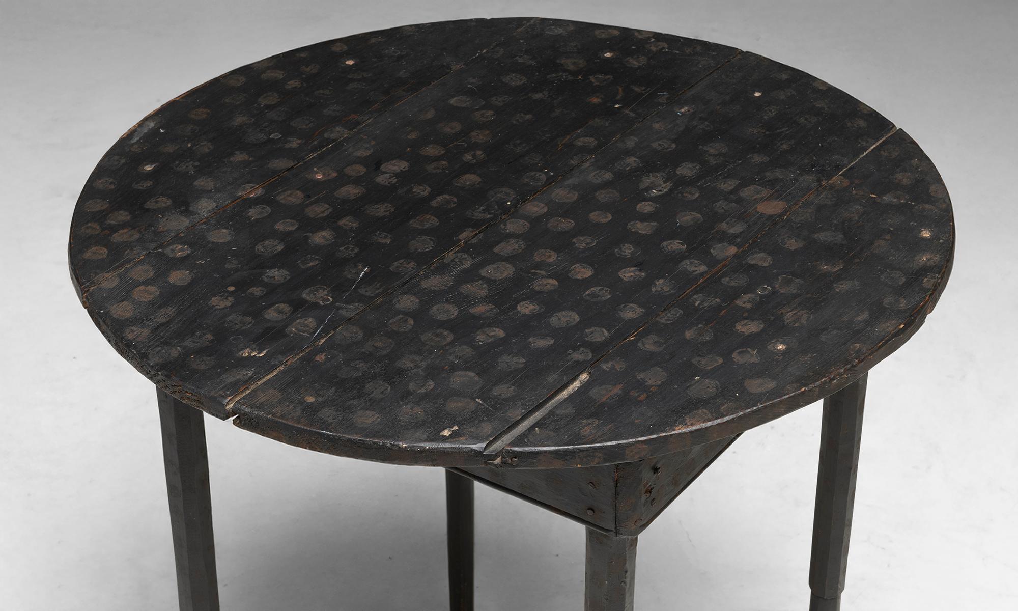 Beistelltisch aus bemalter Kiefer, Amerika um 1850 (amerikanisch) im Angebot